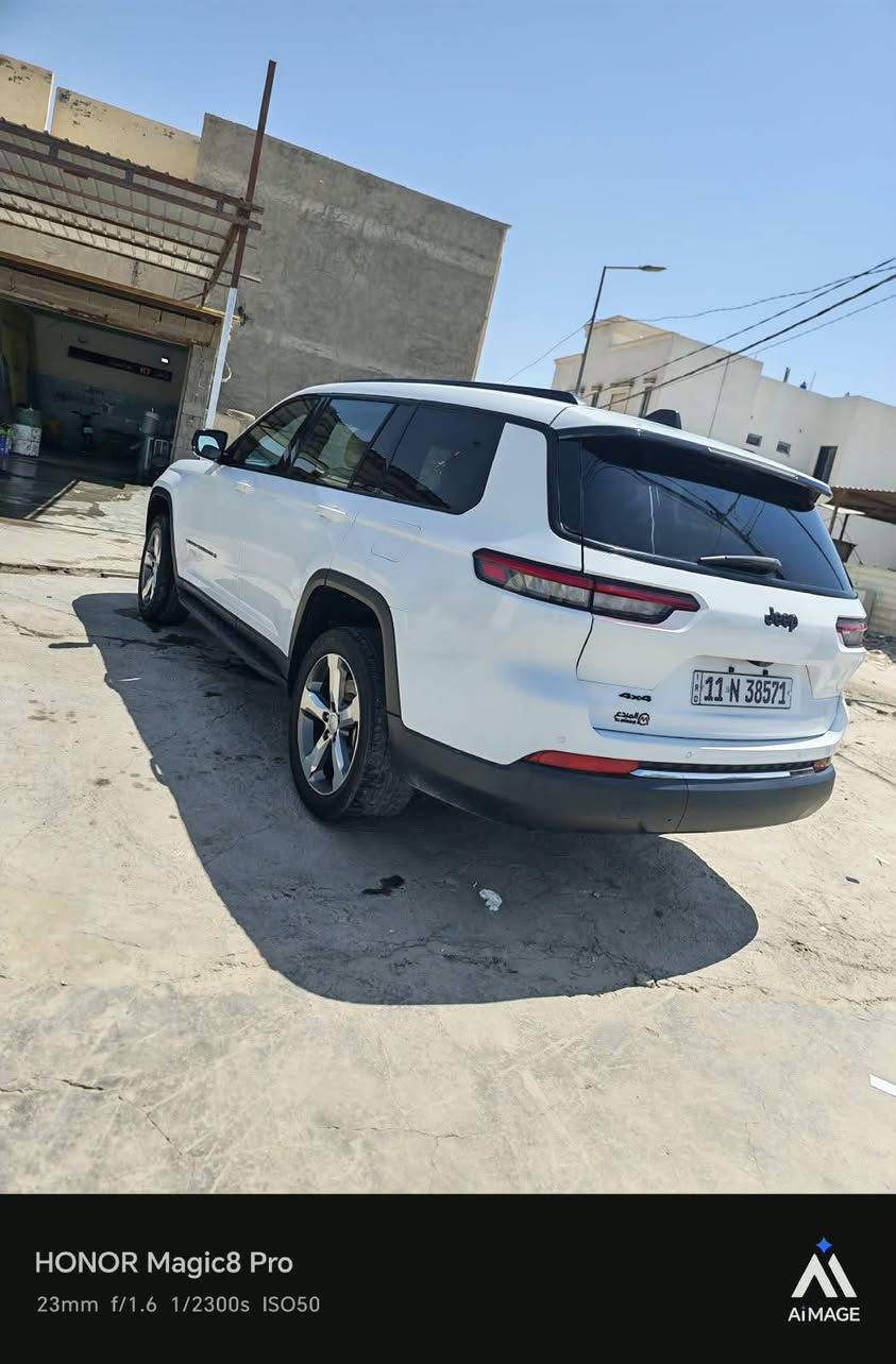 انضف واجمل جيب لمتد 2023 للبيع😯🔥
✅ لمعرفة السعر اكتب (تم) بالتعليقات 

 رقم الهاتف: ***********
جيب جراند شيروكي L ليمتد 2023 - 7 راكب (فول مواصفات)
المواصفات الأساسية:
الموديل: 2023
الفئة: Limited (ليمتد - فول مواصفات)
عدد المقاعد: 3 صفوف (7 راكب)
المسافة المقطوعة: 110,000 كم
اللون الخارجي: أبيض
اللون الداخلي: جلد بيج بحالة ممتازة
حالة السيارة (الحادث): سرقة، والقطع المرّجعة/المستبدلة أصلية بالكامل.
أبرز المميزات والمواصفات:
صندوق خلفي كهرباء (فتح وإغلاق كهربائي)
نظام صوتي كامل متطور
كاميرا داخلية مخصصة لمراقبة الركاب والصفين الثاني والثالث
شاشة عرض مركزية تعمل باللمس (تدعم Apple CarPlay و Android Auto)
لوحة عدادات ديجيتال بالكامل مع نظام ملاحة (GPS)
شاشة تحكم وإعدادات للراكب الأمامي
كشنات جلد بيج تحكم كهربائي مع ذاكرة حفظ وضعيات المقاعد
تدفئة مقاعد وعجلة قيادة
تكييف مركزي متعدد المناطق منفصل لجميع الصفوف
شاحن لاسلكي + منافذ شحن USB لجميع الصفوف
نظام دفع رباعي (4x4) مع أنظمة قيادة متعددة
بصمة دخول وتشغيل عن بُعد
أنظمة أمان وحماية متكاملة (رادار، تحذير نقطة سوداء، تحديد مسار، وكاميرات)
للتواصل والإستفسار:
📞 رقم الهاتف: ***********
