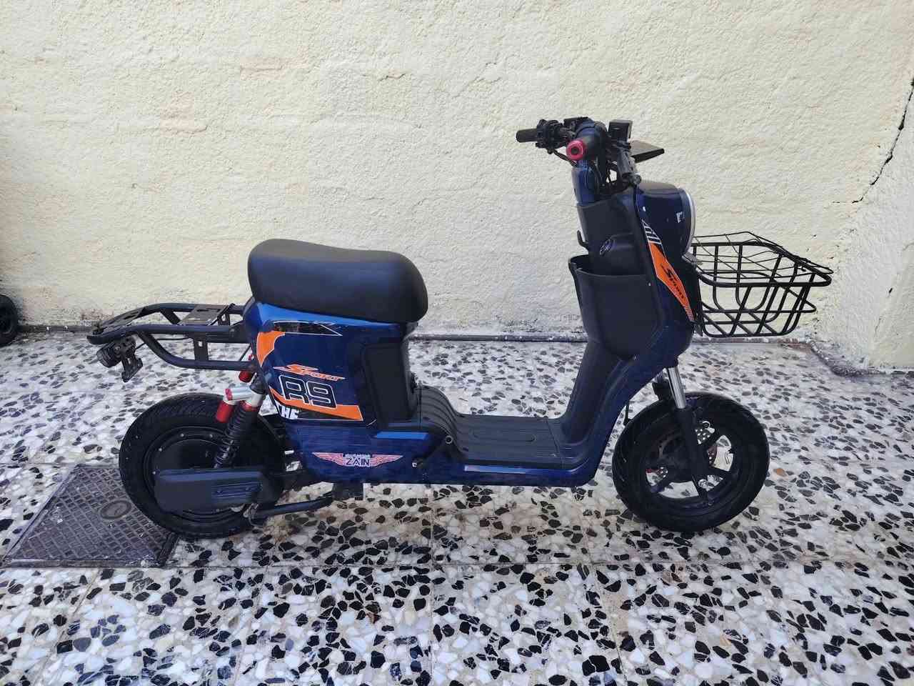 دراجه R9 للبيع بسعر 325 وبيه مجال بسيط الرقم ***********
دراجه بطارياتها نضيفه شحن يطول 5 ساعات حتى تكمل شحن

دراجه اي عطل ما بيه ما عدة الكشن من الجانب مشخوط وكفرات مشخوطه وما بيه كشن خلفي 

بيه بگ R وبيها مثبت سرعة وبريكات شغاله الامامي والخلفي وهورن شغال وبيه أربع سرعات
