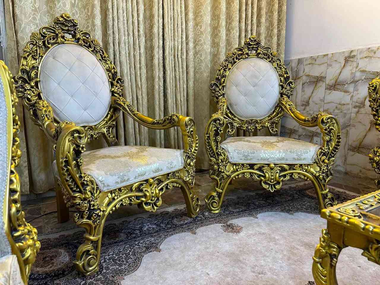 تخم ملكي ضخم عشر مقاعد مع طبلات اخو الجديد السعر قفل 900 مكانه المنصور ***********
