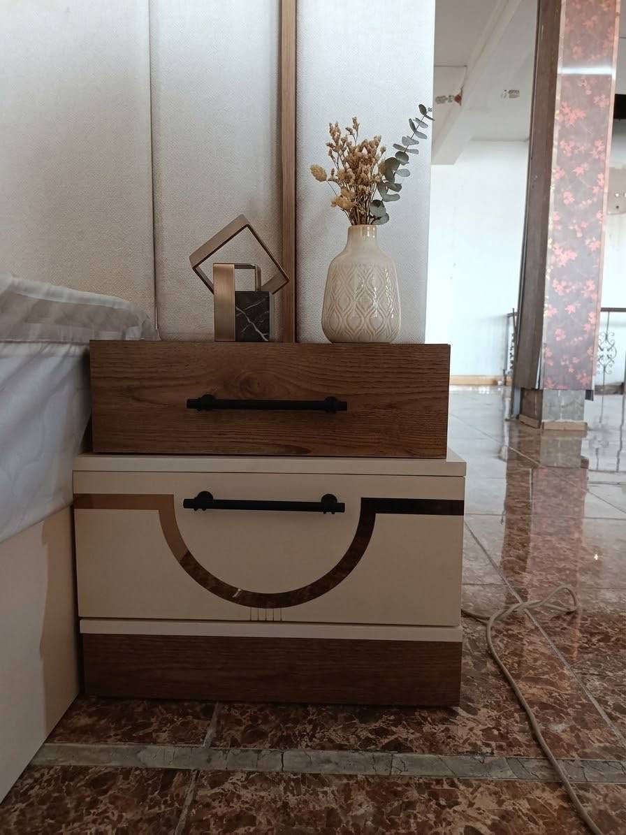 ✨ الفخامة والأنشطة التركية بين إيديك! ✨
​جدّد غرفتك بأرقى تصميم تركيات يجمع بين الأناقة الحديثة والجودة العالية 🛏️🤍.
​🔹 مميزات الغرفة:
​تصميم تركي عصري بألوان هادئة وتفاصيل خشبية وذهبية جذابة.  
​خزانة (كُنتور) واسعة بتقسيمات عملية تناسب كافة احتياجاتك.  
​سرير مريح برأسية مجهزة بتنجيد قماش فخم وتفاصيل راقية.  
​منضدة مكياج (ميز تواليت) وكومودينات بتصاميم هندسية مميزة وأدراج سلسة.  
​📍 العنوان والفرع:
المعرض – سنتر المدينة – صلاح الدين / قضاء بلد.
​📞 للتواصل والاستفسار أو الحجز:
***********
​🚛 تتوفر خدمة التوصيل والشد داخل المحافظة والمناطق المجاورة!
