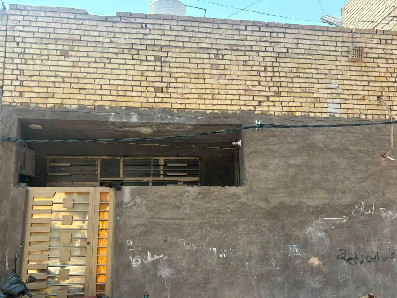 السلام عليكم بيت ٥٠ متر للبيع واجهة ٨ متر نزال ٦ متر   الطابق الثاني مطبگ كاشي  واصل مي وكهرباء وكافة الخدمات والمنطقة مبلطة الموقع الخطيب الزراعي شارع السيدة خولة  للاستفسار الاتصال بالرقم *********** يوجد واتساب
