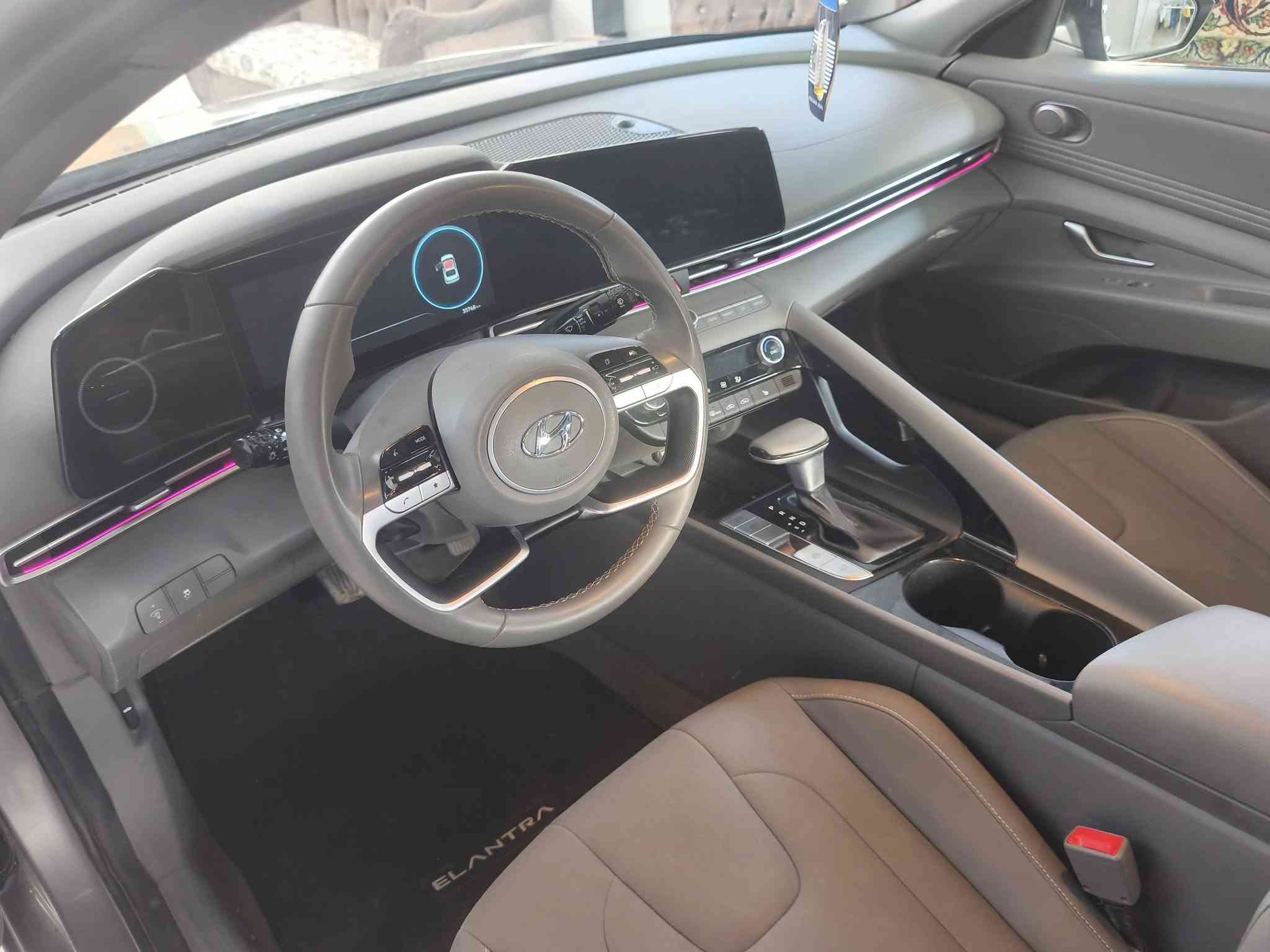 السلام عليكم للبيع سيارةHyundai Elantrموديل2024 فئةSEL وارد امريكي             المحرك2.0لتر.               (اقتصادي جداً).                السيارة ماشيه37الف 

حالة الحادث بكل امانه.                 (تعرضت لحادث في امريكا وتم تصليحها وصورة الحادث نشرتها ويا الصور).  

السيارة فول مواصفات                          (شاشة لمس متطور ،وشاشة عدادات رقمية ديجيتال ،رادار امامي وتحديد مسار،تشغيل ذكي بصمة ابواب وتشغيل عن بعد ،عجلات جنوط المنيوم مميزة فئةSEL،حساسات ونظام فرملة طوارئ تلقائي)الخ.                     

السيارة بعدها مامرقمه
(السيارة جاهزه وشوكت متريد نطلع انحولها بأي يوم يعجبك).

المكان/بغداد العامرية .
السعر/118ورقه.
الرقم/ ***********.

نص مكتوب في الصور:
- BIDCARS
- BIDCARSW