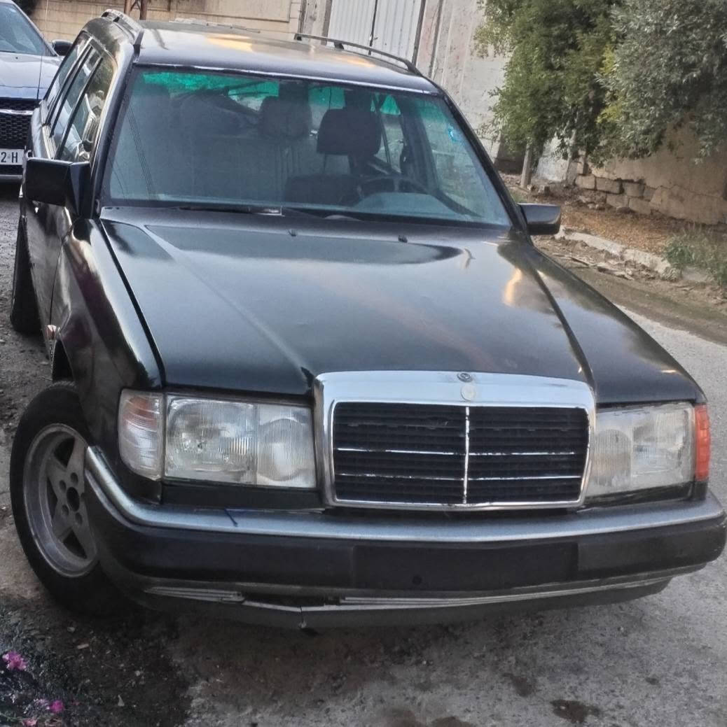 سياره مارسيدس دب موديل١٩٩١ اللون اسود نفطي بأسمنا ارقام دوليه رقم مميز ١١٦٣٣ العراق - نينوى رقم12مصبوغه جديد وغير مبولشها لحد الان اربع اطارات جدد مع ويل كب الداخل مغلف كشنات وسقف  محرك وكير بطة حجم ٣٠٠٠   نظيفين السعر 30ورقة وبيها مجال شرط التحويل موقعها موصل حي المثنى  للاتصال *********** او ***********
