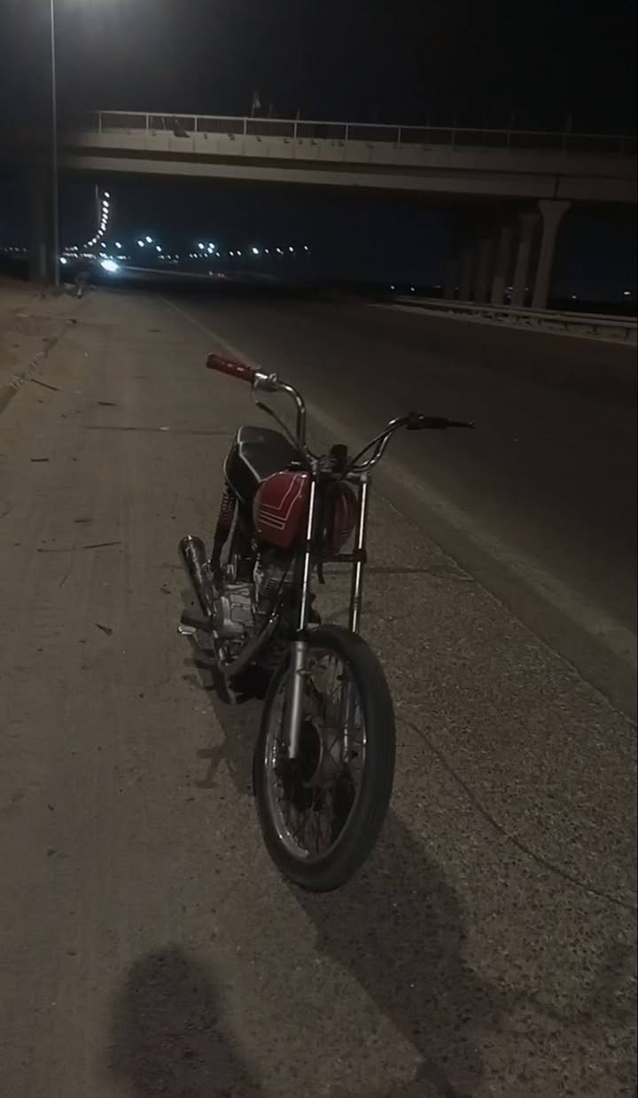 سلام وعليكم للبيع دراجه ادوات مكفوله من لسرقه مكينه نامه ناعمه لا صوت ولا دخان ولا تنقيص ماناقصها شي دراجه نهضه وسرعه خير من الله كلجات جدد تانكي جديد ويلات جدد  دبلات شغاله كابريته جديده تاخذها كبل للشارع ماناقصها شي السعر 350 مستعجل على بيعتها مكاني بصره تنومه رقمي ***********
