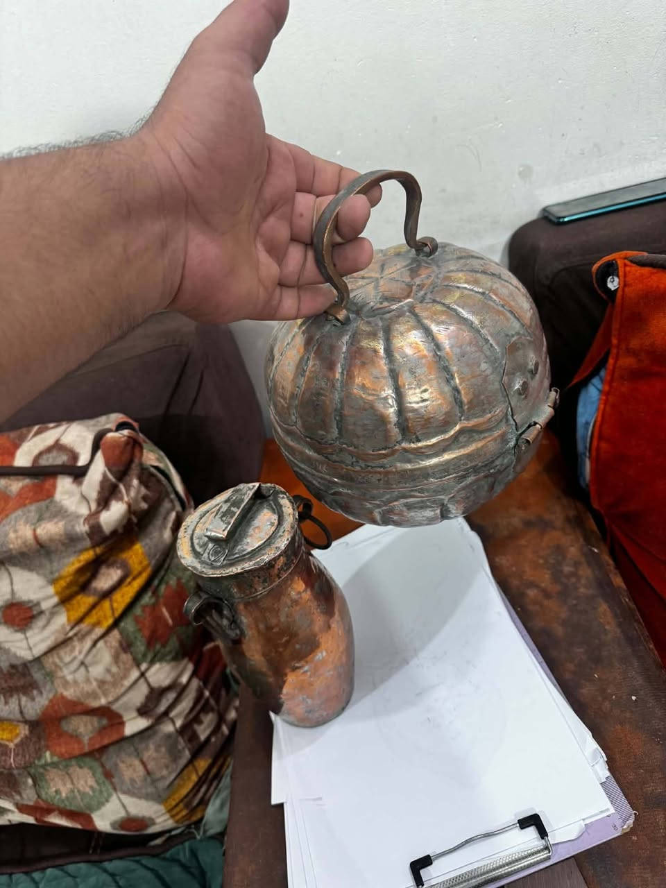 قطعتين  قديمة ورائعة دبة دهن حر حجم صغير قياس ٢٠ سم معى ركية حمام قياس ٢٥سم ارتفاع عرض ٢٥ سم *********** بغداد
