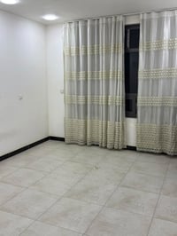 ‏شقة طابق ثالث للإيجار 150 متر غرفتي النوم وصالة وحولي ومطبخ وخدمات ال...