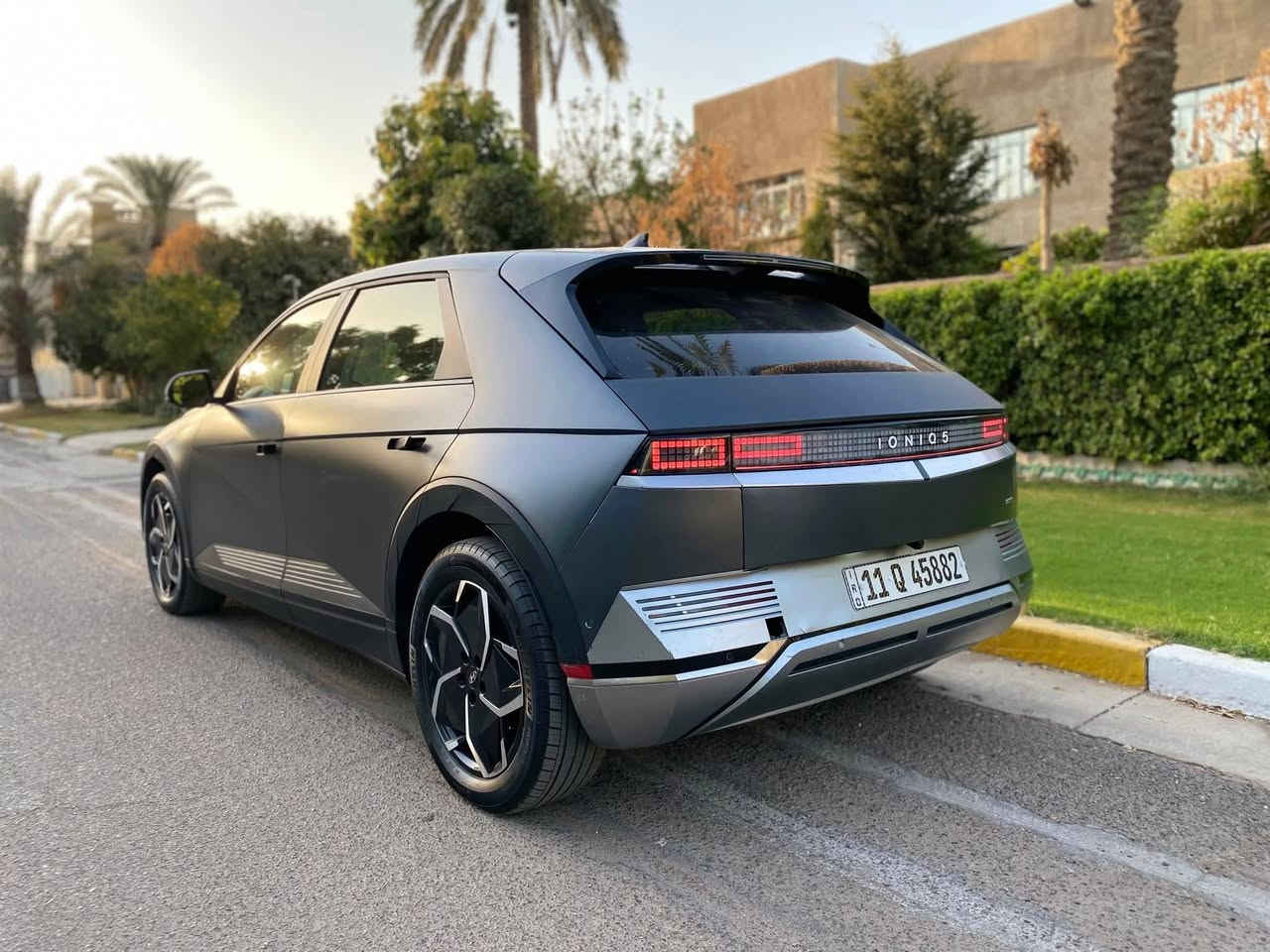 السلام عليكم ايونيك 5 بيع مستعجل وتم تنزيل السعر إلى 200 ورقة السيارة اكبر بطارية 77 كيلو واط مع محطة شحن 48 امبير
سيارة فول مواصفات عدا الفتحة مواصفات خير من الله ما تخلص لونها مميز مات كولر بلادي دفع رباعي للتواصل واتساب ***********
حادث بنيد و دعامية مبدل نفس اللون
ممشى 30 الف ميل
