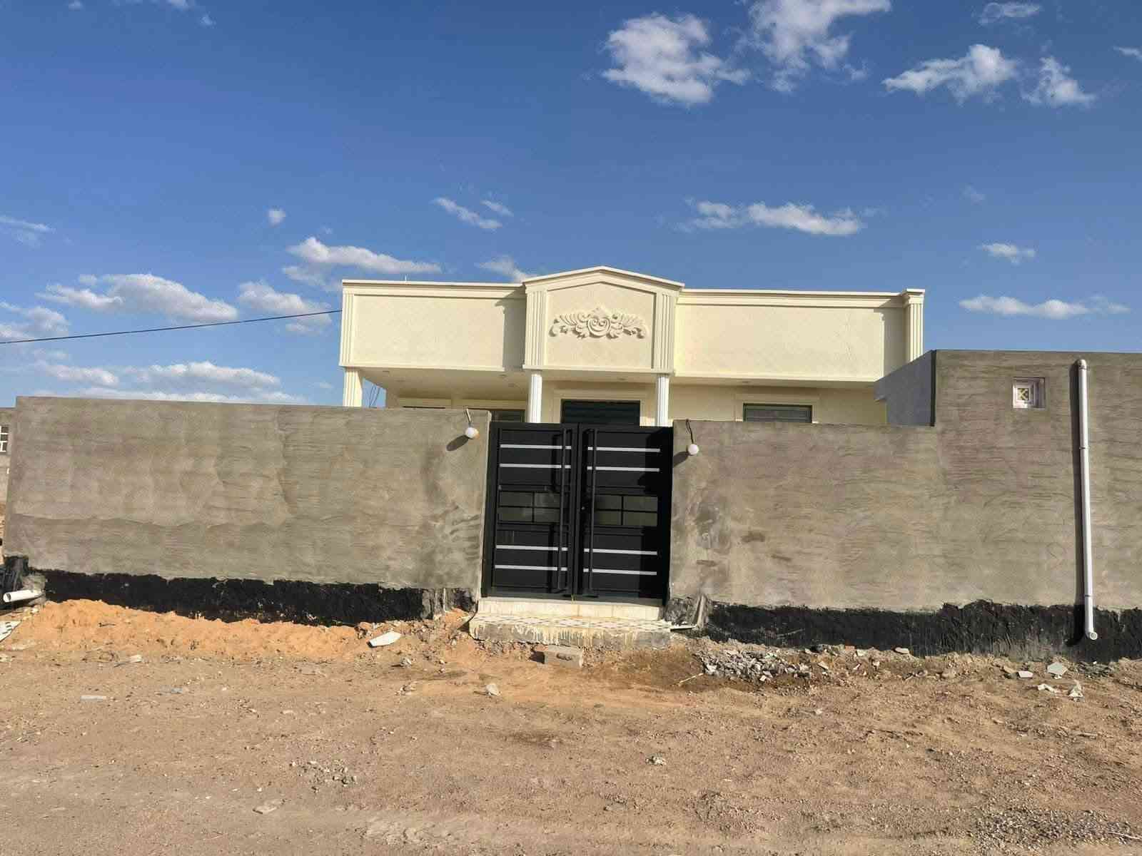 بيت للبيع في ناحية اليرموك زنكوره  على الشارع السايدين بيت جديد غير مسكون تم البناء على يد مهندس رباط ارضي بناء حجر وسمنت كتمل البناء قبل شهر تقريبا مساحة البناء 250 متر المساحة الكلية 850 خارطه حلوه مرتبه يوجد مساحة داخل السياج يمكن بناء فيها بيت ثاني  او حديقة موجود كل الخدمات ماء كهرباء مدارس روضة ومدرسة اهليه واسواق مركز صحي السعر 110 وبي مجال للشراي

