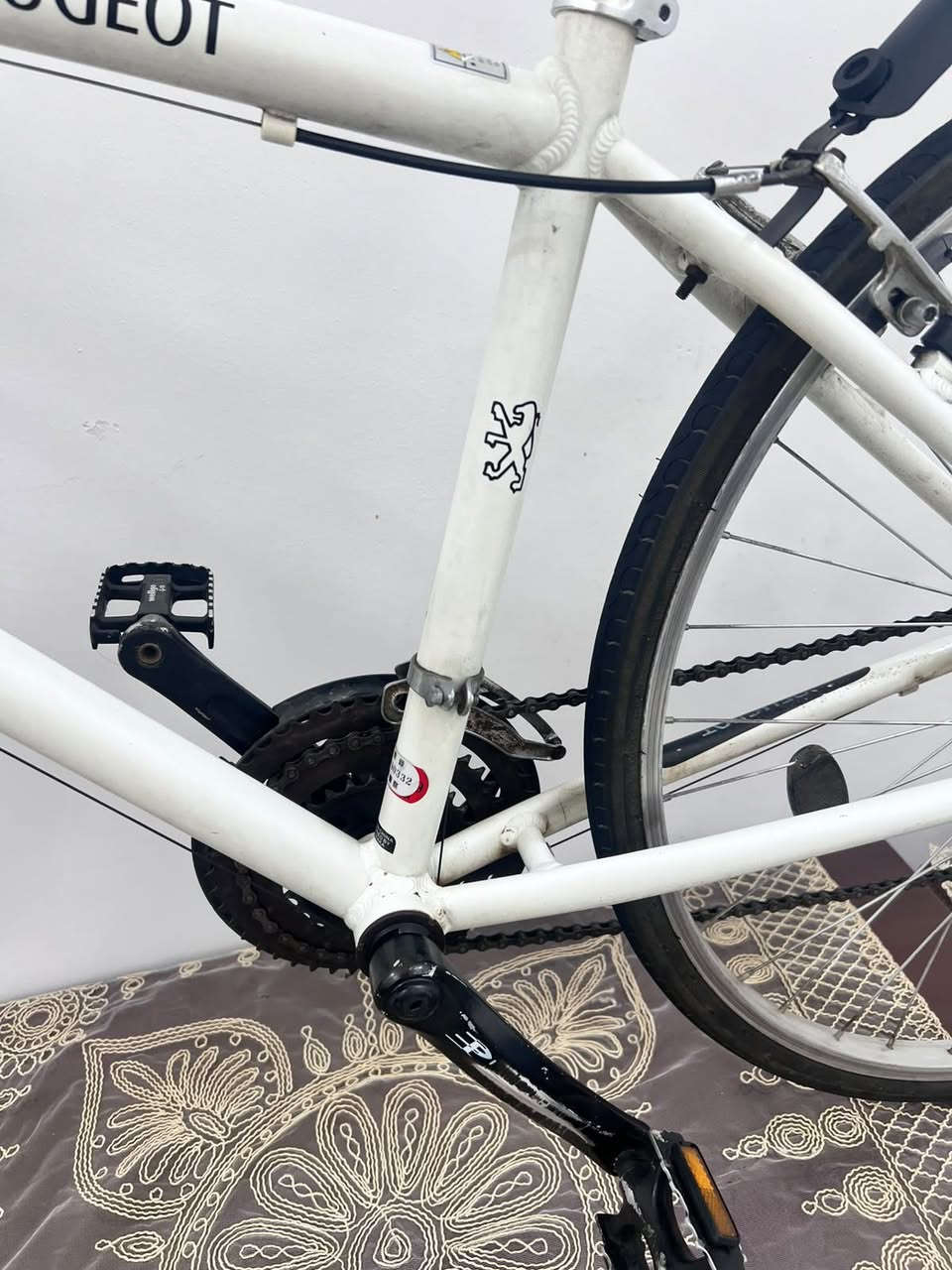 للبيع دراجة هوائية ​الماركة: بيجو (Peugeot).  
​الفئة: دراجة هجين / للمدينة (Hybrid / Fitness Bike). تدمج بين خفة دراجات الطريق ومقود وجلسة الدراجات الرياضية المريحة.
​2. الحجم والقياسات (Size):
​حجم الإطارات (العجلات): 28 إنش (قياس 700c القياسي للدراجات الهجين والتورنج) مع إطارات رفيعة مخصصة للشوارع والمشي السريع.
​حجم الهيكل (Frame Size): هيكل متوسط (Medium)، يناسب غالباً أطوال القامة بين 165 سم إلى 178 سم.
​3. المواصفات الفنية (Specifications):
​مادة الهيكل: ألمنيوم (Aluminium) خفيف الوزن ومقاوم للصدأ، مع وجود لحامات واضحة ومتقنة عند الوصلات.  
​نظام السرعات (الناقل):
​مبدلات سرعة وشغالات من شركة Shimano اليابانية.  
​تحتوي على 3 أقراص أمامية (دشالي) و6 إلى 7 تروس خلفية، مما يعطي 18 إلى 21 سرعة مختلفة للتنقل بين المرتفعات والسرعة على الطرق المستوية.
السعر 140وبي مجال للشراي مكاني بغداد تلفون ***********
