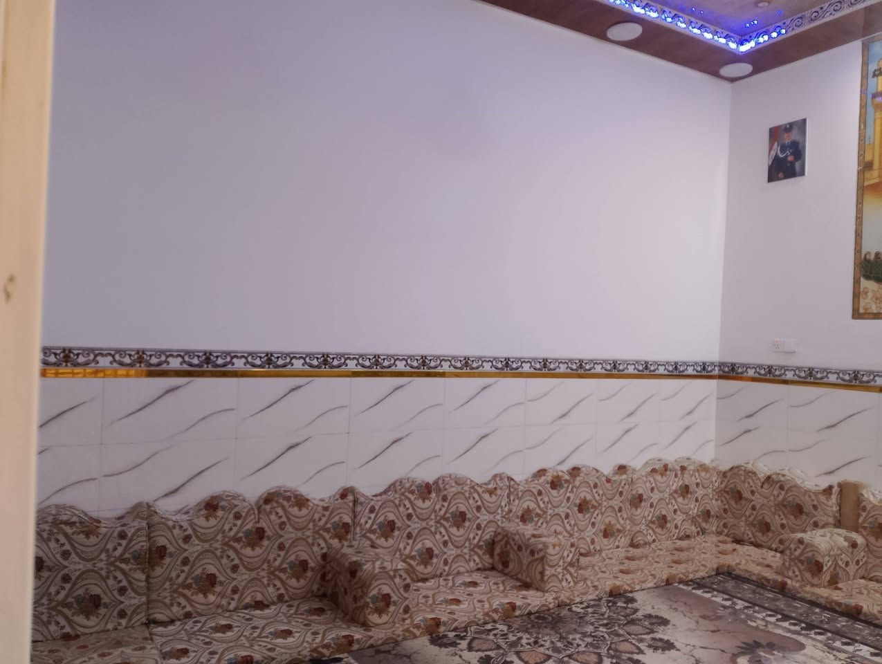 السلام عليكم
🏠 بيت للبيع في سوق الشيوخ - الحي العسكري

شارع المستوصف ويدخل أيضاً على شارع سيد جواد  المنطقة مخدومة بالكامل وقريبة من الخدمات والمرافق الأساسية

📐 المساحة الكلية: 100 متر

 طابو ملك صرف (سند جاهز للتحويل)

 طابقين (بناء نظيف وجديد )

التصميم الداخلي والمرافق:

🛏️ غرف النوم: غرفتين نوم  وحده فوك ووحده جوا + مخزن صغير

صالتين فوك وجوه

وديوانيه + بلكونة مطلة + سطحين 

🚿 الخدمات الداخلية: مطبخ ومجموعات صحية متكاملة.

💵 السعر: [ 80 مليون  ] 

للاستفسار عن البيت 

📱 رقم الهاتف: ***********
بي واتساب
