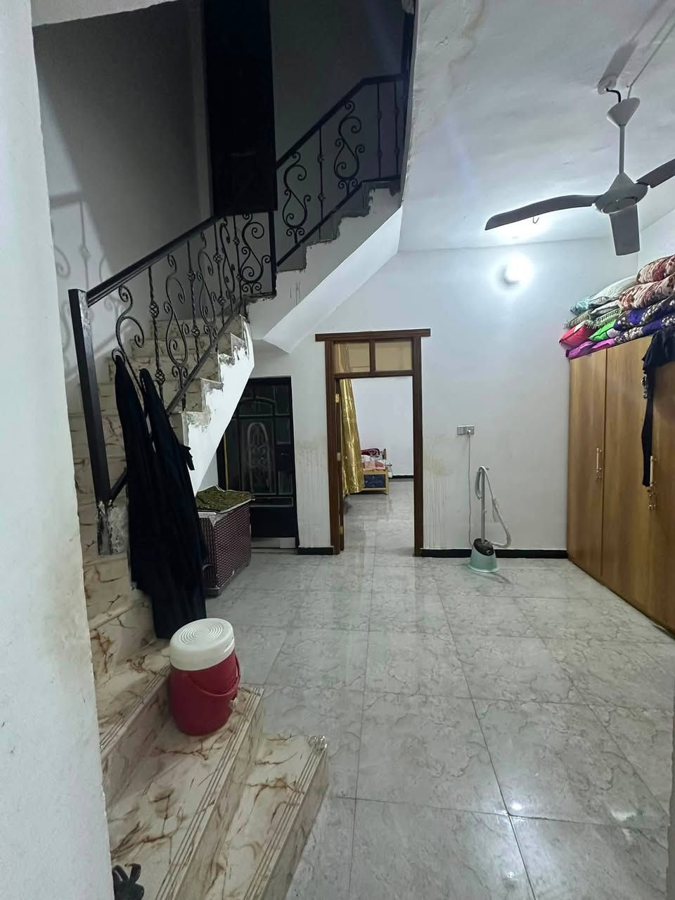 السلام عليكم /بيت للبيع طابو صرف

المساحه/ 125  

📍عنوان البيت شارع80  المنهدسين الرابعه 

مجاور مدرسه عمر عبد العزيز وقريب مول زيد 

واجه 5م 
يحتوي على صاله
غرفه نوم 
مطبخ 
صحيات داخليه 
صحيات خارجيه
طارمه مع ممر خارجي وداخلي 
السعر 122
للاستفسار 
☎️ الاتصال على الرقم ***********
