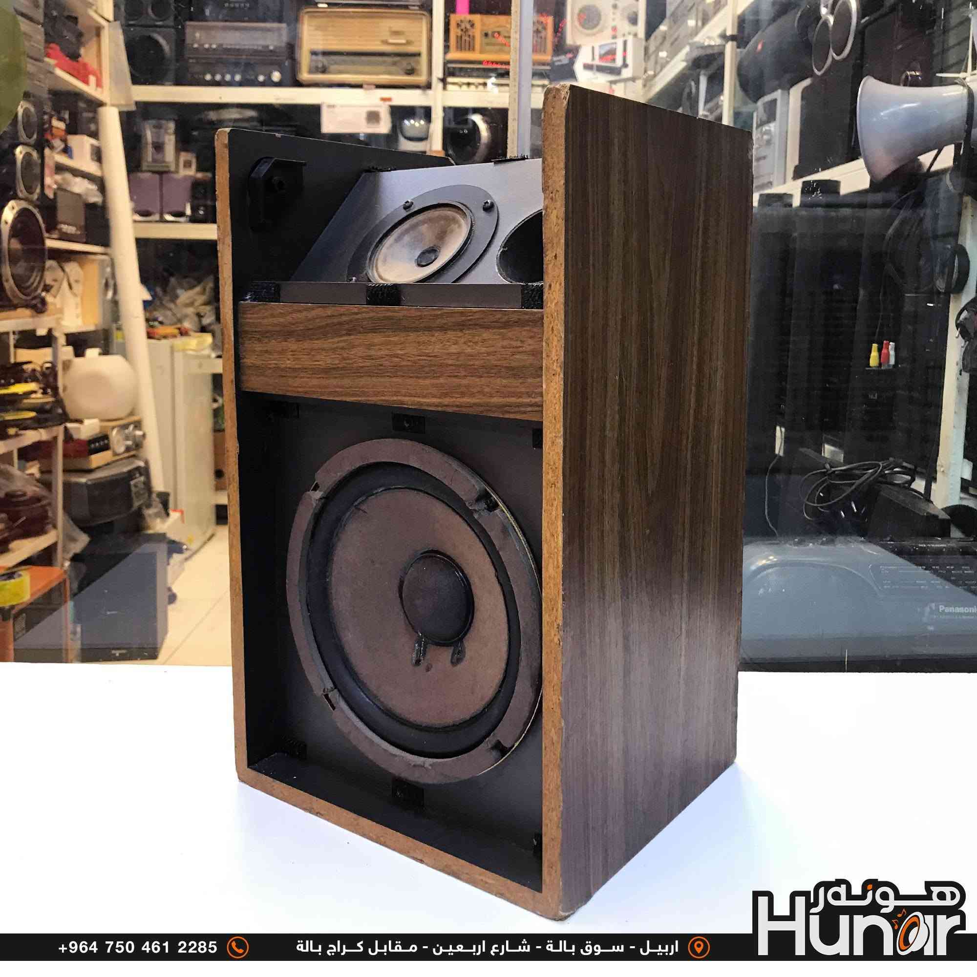 BOSE SPEAKER SYSTEM
تك السماعة من شركة بوز..القدرة والواطية (Wattage):

​سماعات Bose 301 الكلاسيكية (الجيل الأول) صُممت لتعمل مع مضخمات صوت (Amps/Receivers) بقدرة تتراوح عادةً بين 10 إلى 75 واط للكل قناة (RMS) عند مقاومة 8 أوم. 

إليك التفاصيل الكاملة لهذه السماعة بناءً على الملصق الموضح في الصورة الأخيرة والصورة السابقة:

​العلامة التجارية: Bose (بوز)

​الموديل: Bose 301 Series I (Direct/Reflecting Speaker)

​سنة الإنتاج/الحقوق: 1975, 1977

​بلد الصنع: الولايات المتحدة الأمريكية (MADE IN U.S.A)

​المقاومة (Impedance): 8 أوم (8 OHMS)

​الرقم التسلسلي (SER. NO.): 1049547

​الجهة: السماعة اليمنى (PART 2 - RIGHT)

​المادة الخارجية: فينيل بنقشة خشب الجوز 
هذه هي تفاصيل الحجم والأبعاد الموضحة في الصورة للسماعة: Walnut Grained Vinyl Venee

​الارتفاع: 43 سم

​العرض: 26 سم

​العمق: 23 سم

​تتميز هذه السماعة بالتصميم الكلاسيكي الخشبي وتضم محركين (مكبر للصوت في الأسفل مع سماعة ترددات عالية/متوسطة موجهة بزاوية في الأعلى).  

( کوردی • عربي )

🟢توصيل موجود الي جميع المحافضات
🟡گەياندن هەیە بۆ هەموو شوێنێک

🟠مــعـرض هــونـەر
🔸للـصوتــیات(امبلیفایر• سماعة• رادیو• انتیك• مایكروفون)
🔸عــنـوان• اربیل سوق بالة • شارع اربعین
🔸مـوبایـل• ***********
                   ***********

🔵پـێـشانـگای هــونـەر
🔹بۆ ئامێری دەنگی و کارەبایی(ئیمپلیفایر• سەماعە• ڕادیۆ• مایکرۆفۆن)
🔹ناونیـشان• هەولیر • بازاری لەنگەی ٤۰م
🔹مـــۆبـایـل• 
***********
***********

•••••••••••••••••••••••••••••••••••••••••••••••••••
#iraq #kurdistan #duhok #zaxo #hawler #karbala #slemani #erbil #baghdad #kurd #kurdish #akre  #karkuk #kuwait #najaf
#amplifier #audio #subwoofer #sound #music #audiophile #bass #stereo #amplifiers #speaker #soundsystem #speakers
#اربيل #العراق #بغداد

نص مكتوب في الصور:
- 43cm 23cm 26cm +964 750 461 2285 اربيل - سوق بالة - شارع اربعين - مقابل كراج بالة Hunar
- +964 750 461 2285 اربيل - سوق بالة - شارع اربعين - مقابل كراج بالة هو نار Hunar
- +964 750 461 2285 اربيل - سوق بالة - شارع اربعين - مقابل كراج بالة Hunor
- +964 750 461 2285 اربيل - سوق بالة - شارع اربعين - مقابل كراج بالة Húnot
- +964 750 461 2285 اربيل - سوق بالة - شارع اربعين - مقابل كراج بالة Hunar هونه ر
- +964 750 461 2285 اربيل - سوق بالة - شارع اربعين - مقابل كراج بالة هوينر Hunar
- هونر Hunar +964 750 461 2285 اربيل - سوق بالة - شارع اربعين - مقابل كراج بالة