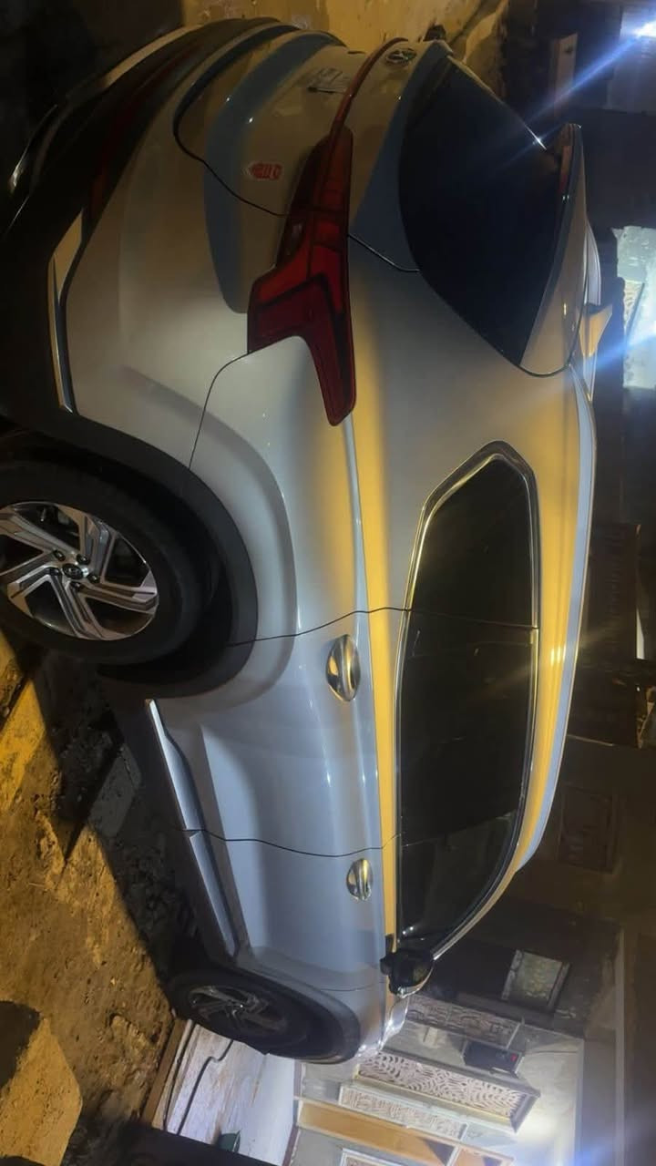 🔰 هيونداي سنتافي 2023

Hyundai Santa Fe 2023 

✨ لون رصاصي

🔘 رقم بغداد دولي جديد باسمي

🟠 المواصفات

• ⁠Smart Key & Push Start – تشغيل بصمة ودخول ذكي
• ⁠Remote Start – تشغيل عن بُعد
• Power Tailgate – باب خلفي كهربائي
• ⁠Blind Spot Assist – مراقبة النقطة العمياء
• ⁠Lane Keeping Assist – الحفاظ على المسار
• ⁠Forward Collision Assist – مانع التصادم الأمامي
• ⁠Adaptive Cruise Control – مثبت سرعة ذكي
• ⁠Rear Cross Traffic Alert – تنبيه حركة المرور الخلفية
• ⁠Front & Rear Parking Sensors – حساسات أمامية وخلفية
• ⁠Rear View Camera – كاميرا خلفية
• ⁠Apple CarPlay & Android Auto – دعم آبل كار بلاي وأندرويد أوتو
• ⁠Dual Zone Climate Control – تكييف أوتوماتيك مزدوج
• ⁠Electric Driver Seat – مقعد السائق كهربائي
• ⁠Multi Drive Modes – أوضاع قيادة متعددة
• ⁠LED Headlights – مصابيح LED
حجم المحرك 
2500
نوع المحرك
Jdi

🔵 الحالة

🔹 وارد أمريكي

💢 حادث جاملغ وبنيد فقط 

✅ السيارة جاهزة للاستخدام ولا تحتاج أي مصاريف

📍 مكان السيارة ناصريه 

السعر 200بيه مجال 
الاستفسار 
***********
