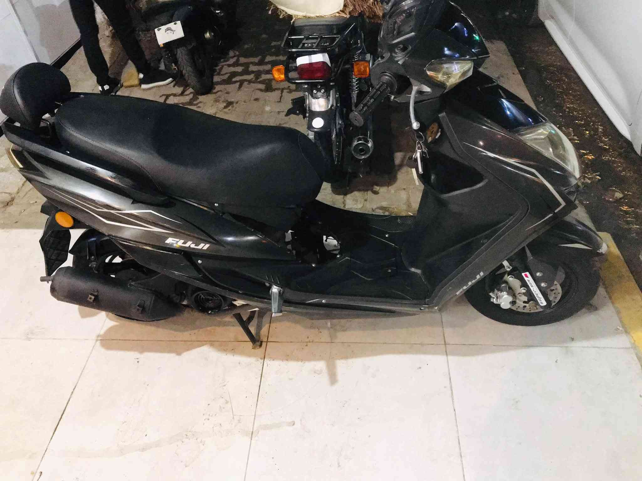متاح سكنس يابني رمبه شرط صبانه ما مطخوخ كهربائيات كامل شغال سلف هندر كنترول تشغيل عن بعد وياله عدله تايرات جدد دراجه متروكه س 550 وبي مجال شراي تفضل خاص او تصل وتساب هم موجود 

‭***********‬
