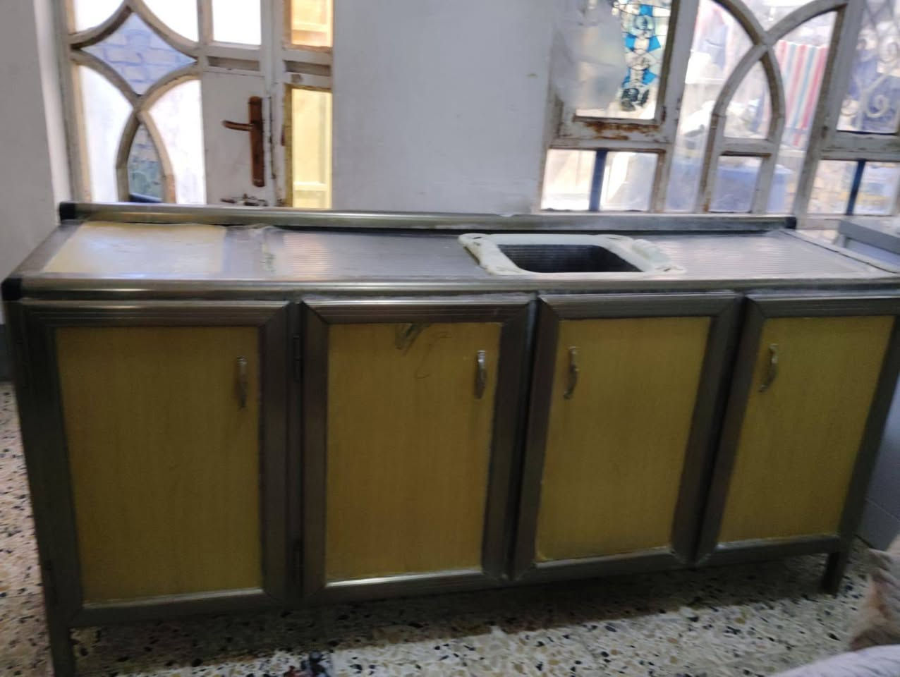 كاونتر ثلاث قطع مع سنك ستيل نظيف للاستفسار الاتصال على الرقم 
***********
المكان حلة طهمازية
