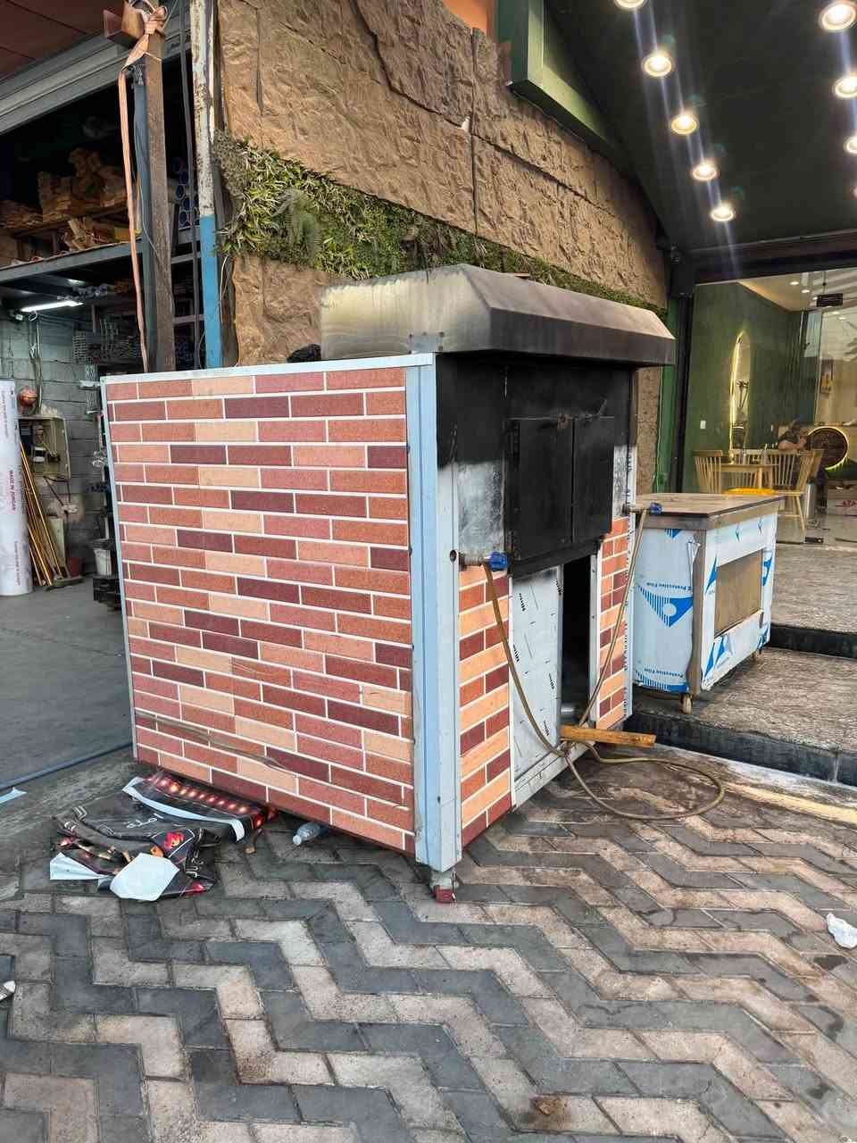 للبيع فرن مع ملحقات بيتزا السعر 2 مليون نضافه 95 % استخدام قليل جدا مكان العامريه الرقم ***********
