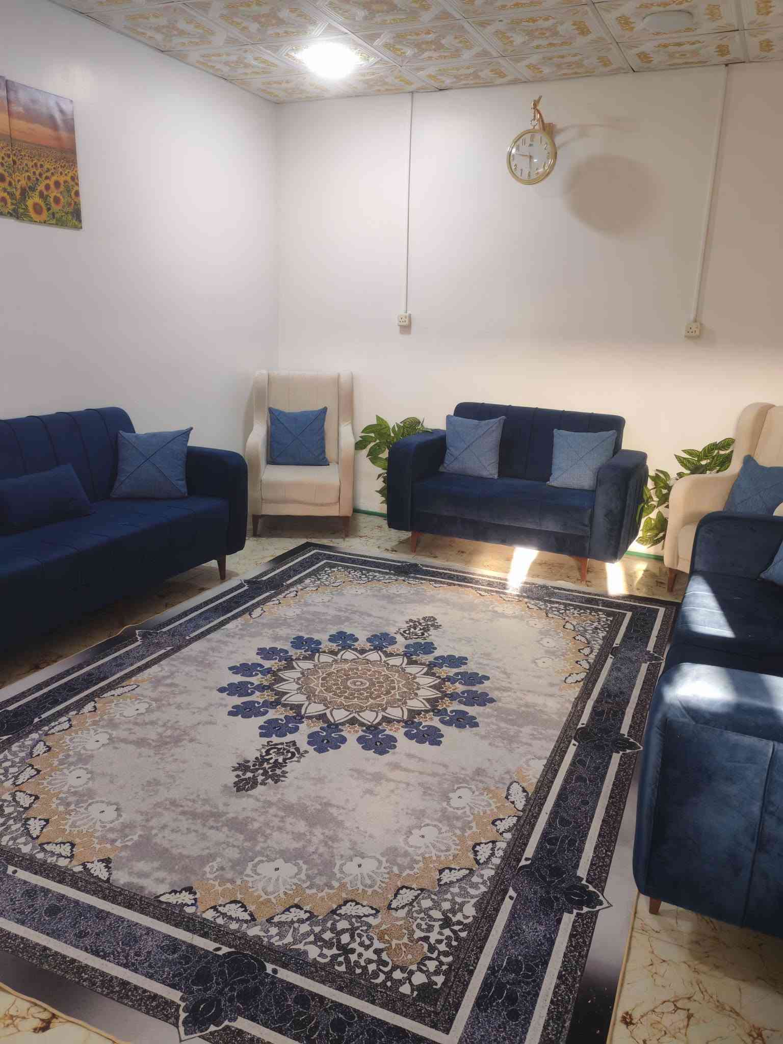 بيت مساحته 200متر العنوان ورديه الاستداره الثانيه قريب شارع بيت مرتب
يتكون من ثلاث غرف مع كلدور مع صاله ومطبخ ومجمع صحيات كامل مع كراج وحديقه بناء مرتب
البيت بيه عكاده وصب طابو زراعي سند25

مكتب وعقارات الوارث
***********
