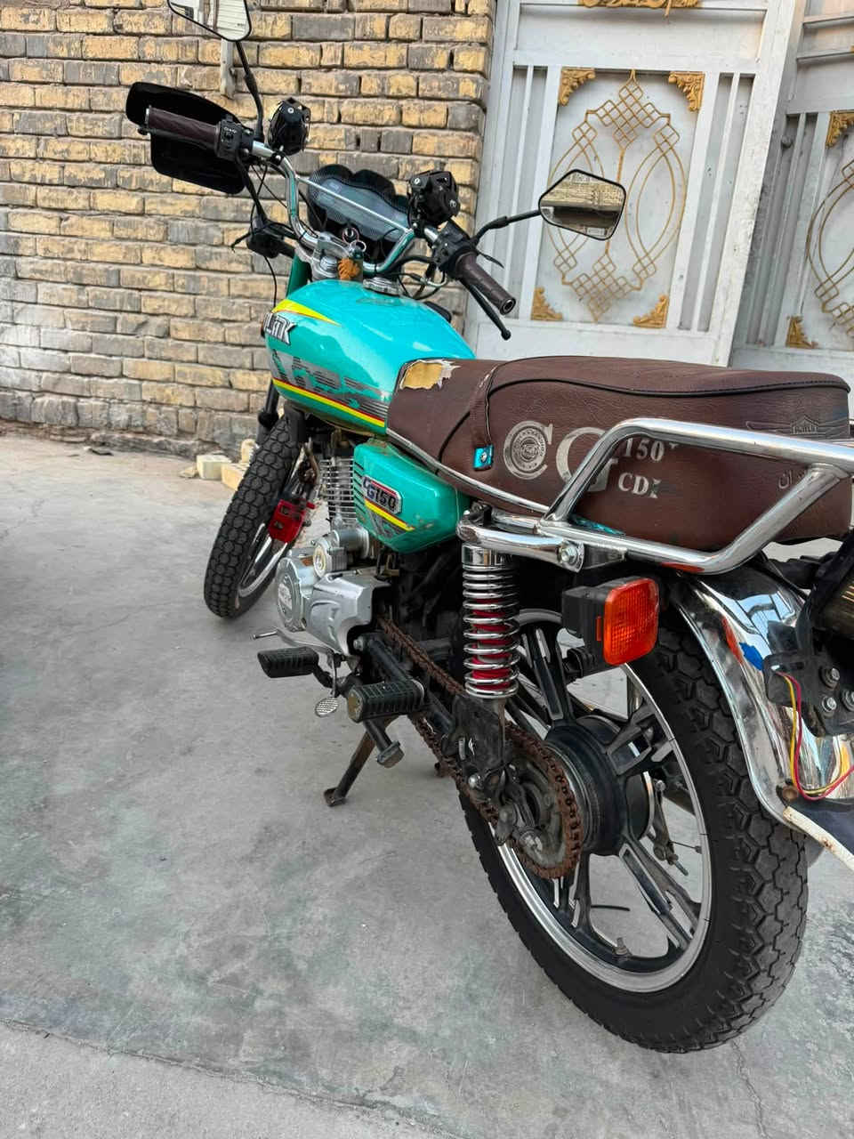 السلام عليكم دراجه أيراني سولنك محرك 150cc للبيع نقصها فقط شاشه وجاملغ امامي العنوان بغداد الشعب السعر 450 وبي مجال رقم الهاتف ***********
