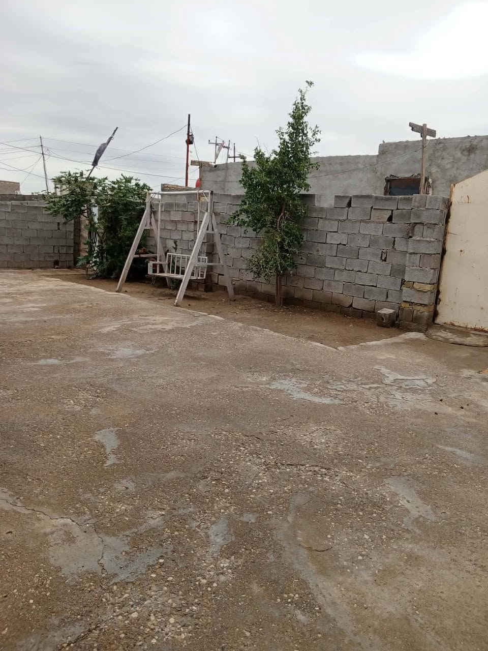 بيت البيع مساحة 300 طابو زراعي 25  العنوان البيت نهايت شارع 30 علا نهار ثعبان والشارع قيد النشاء انوهه الشارع قيد النشاء يتكون البيت من غرفه نوم وصاله وستقبال ومطبخ وحماد داخلي وخارجي وترك خلف وممر دار البيت وغرفه مفتوحه عل صاله بناء بلوك سكف عكاده سيراميك البيت ارضيه وجدران البيت حالين فارغ السعر 28 وبي مجال بسيط مستعجل عل بيعه الرقم *********** وتساب بي
