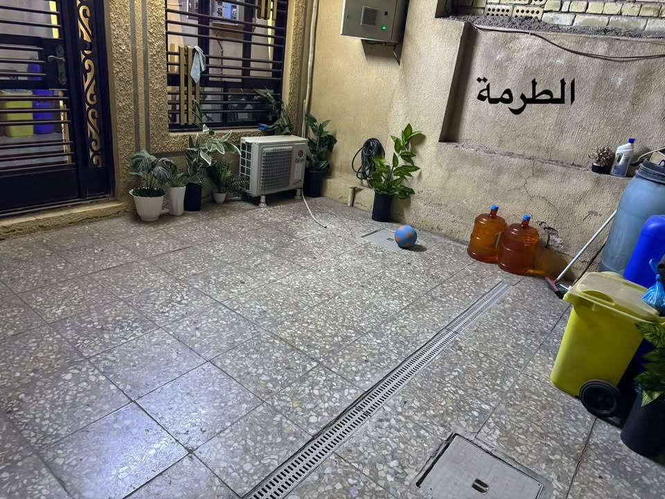 السلام عليكم

🏡 للبيع بيت سكني – طابو ملك صرف 

📍 الموقع: الأمين الثانية – فرع أفران السعادة
قرب سوق الامين - وجامع وحسينية المحسن

📐 المساحة: 100 م²
📏 الواجهة: 5 م
📏 النزال: 20 م

✅ طابقين ونصف.
✅ طابو ملك صرف، والبيت باسمي.
✅ مدخلين للبيت.

تفاصيل البيت:

🔹 الطابق الأرضي:

* طرمة.
* مدخل على الاستقبال.
* مدخل مستقل على المطبخ.
* منور.
* حمام.
* غرفة نوم.

🔹 الطابق الأول:

* غرف نوم عدد (2).
* حمام.

🔹 الطابق الثاني:

* بيتونة.
* غرفة نوم.
* سطحان.

تم ترميم البيت ترميماً كاملاً سنة 2023، وشمل:
✔️ تبديل جميع الأبواب والشبابيك (حديد وخشب).
✔️ إنشاء حمام جديد.
✔️ تأسيس مجاري جديد بالكامل.
✔️ تأسيس كهرباء جديد بالكامل.
✔️ تأسيس بواري الماء جديد بالكامل.
✔️ سيراميك الحمامات والمطبخ جديد.
✔️ أرضيات البيت جديدة بالكامل.
✔️ شتايكر السطح جديد.
✔️ جص وبياض جديد.
✔️ درج ومحجر حديد جديد.
✔️ واجهة لبخ ونثر جديدة.

🔸 البيت يحتاج صبغ فقط.

يشمل البيع:

* كاونتر المطبخ.
* (4) سبالت: ثلاث سبالت حجم طن، وسبلت واحدة حجم طن ونصف.
* منظومة كاميرات مراقبة عدد (5) عالية الدقة.

💰 السعر: 215 مليون دينار، وقابل للتفاوض .

📞 للاستفسار والاتصال أو المراسلة:
ماسنجر / واتساب / اتصال: ***********
