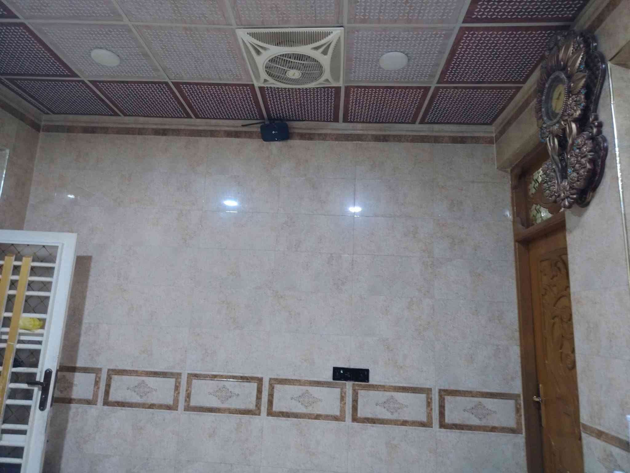 بيت ١٦٠ م درجة اولى بناء طابوك اساس كونكريت سقف كونكريت رباط سقف الاستقبال جبس الصالة كلها سيراميك الغرف حزام سيراميك متعوب عليه حيل السعر ٧٨ مليون وبيه  مجال المكان حي الرحمة قرب مطعم ثابت 
للأستفسار الاتصال على الرقم  ***********
