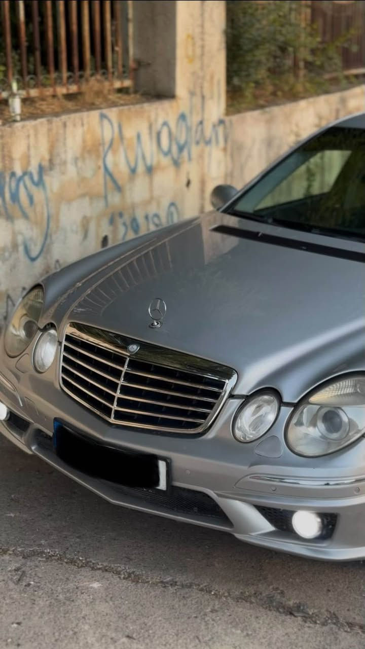 میرسدس e class 240 2003 دەحامی بۆ دەحامی بە شەرت مەنەفێست ئەوەروپی ئەسلی  گێرو مەکینەی لۆک لۆکە بەشەرتی فەعس، لێدراو بەشەرت  سەقفی و حیزام بەشەرت شوختوو چاڵوچۆڵی نیە هەتا نەیبینی نازانی چەند خاوێن و جوان ماوەتەوە لەسەر دەقی شەریکەیە، یەک دینار مەسرەفی تێدا نیە 
 سحری ٧٥ وەروقە و مەجال 
*********** سوران, أربيل

نص مكتوب في الصور:
- New car alham drela ❤️ 🙏