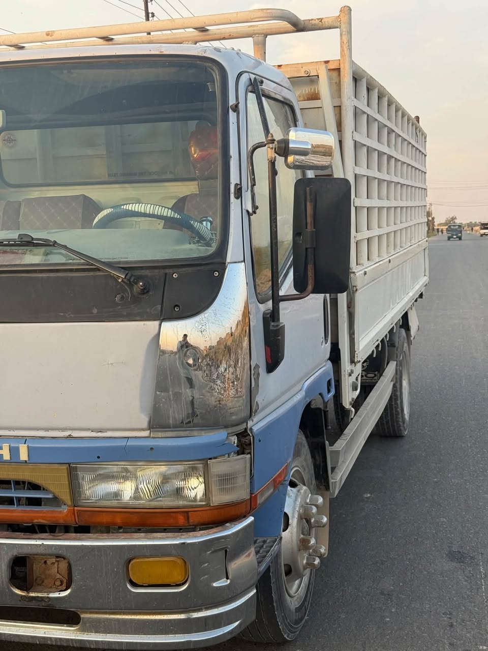 السلام عليكم 
كنتر بزون موديل2002
رقم بغداد انكليزي 
مكينته مال هونده
السياره مال جناي وبسامينه 
السعر115
المكان بغداد
للستفسار ***********
