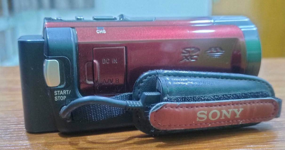 Sony Handycam HDR-CX180 — للبيع 📹
📹 Sony Handycam HDR-CX180 بحالة جيدة، مناسبة لتصوير المحاضرات، المناسبات، الرحلات والفيديوهات العائلية.

🔹 تصوير Full HD

🔹 زوم بصري 30×

🔹 إجمالي الزوم 40×

🔹 عدسة F1.8 – F2.1 / 63mm

🔹 ذاكرة داخلية 32GB

🔹 شاشة LCD تعمل باللمس (Touchscreen)

🔹 مدخل ميكروفون 3.5mm لتوصيل ميكروفون خارجي

🔹 مخرج HDMI لتوصيل الكاميرا بشاشة أو تلفزيون

🔹 سهلة الاستخدام والحمل

🔹 مناسبة جداً لتصوير المحاضرات والمناسبات

📦 الملحقات:

✅ شاحن الكاميرا

✅ حقيبة كاميرا

💰 السعر: ۲۰۰ الف

📩 للاستفسار والتواصل، راسلني خاص. ***********
