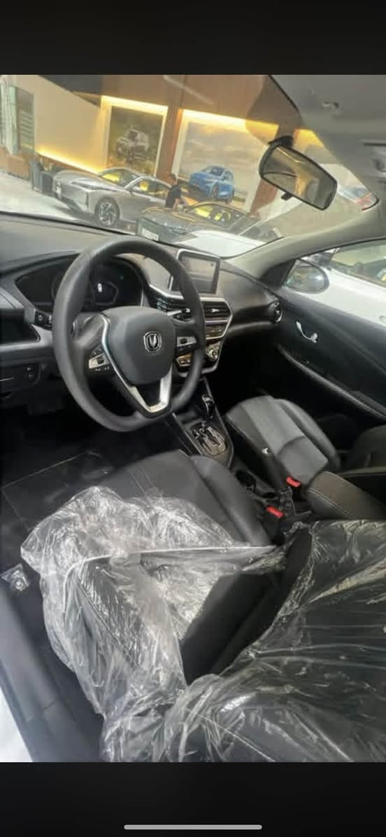🚗 للبيع: شانجان ألسفن (Changan Alsvin) - زيرو / بحالة الشركة 🚗
المواصفات العامة:
 النوع والموديل: شانجان ألسفن (Changan Alsvin)
 اللون: أبيض
 الحالة: جديدة / زيرو (المقاعد بالأكياس والنيلون الأصلي)
 المحرك: 1.5 لتر (اقتصادي جداً في استهلاك البنزين)
 ناقل الحركة (القير): أوتوماتيك (Dual Clutch)
المميزات والتجهيزات:
 فتحة سقف كهربائية
 شاشة لمس وسطية مع نظام ترفيهي
 مقاعد جلد بتصميم أنيق
 أزرار تحكم بالصوت والنظام من المقود (تحكم طارة)
 حساسات خلفية مع كاميرا للركن
 نظام مكيف هواء ممتاز
 ويل كوروم / ويل سبورت ألمنيوم
 أنظمة أمان وتثبيت (ABS)
📌 التفاصيل والسعر:
 السعر: 17 مليون دينار عراقي
 الموقع: محافظة النجف الأشرف
 رقم التواصل / واتساب: ***********
📩 للجادين بالشرء، يرجى الاتصال بالرقم
