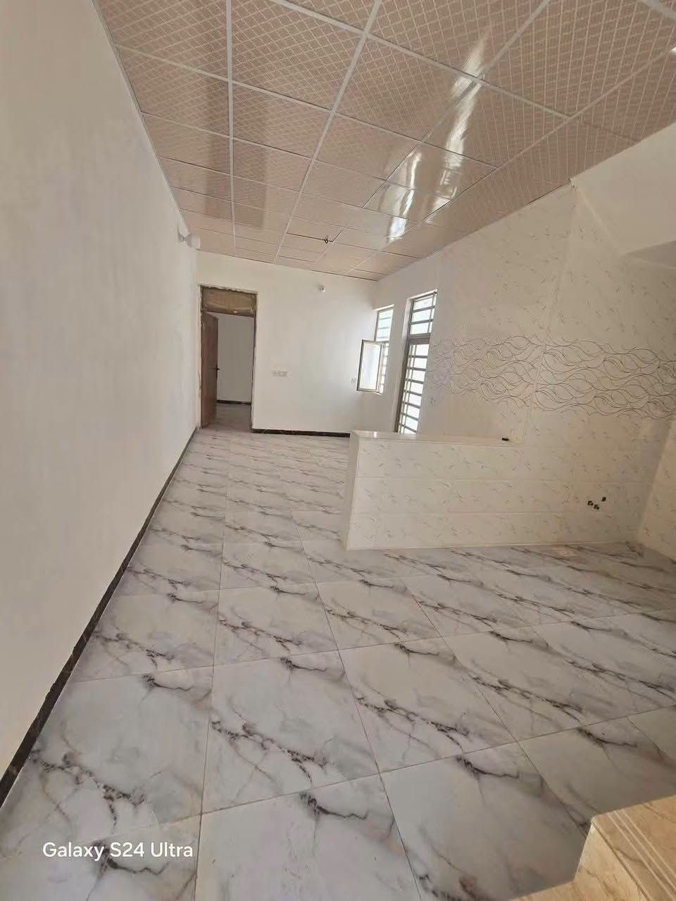 بيت لبيع بشارع المطار الجديد المساحه ١٠٠متر بناء جديد مفتاح مباشر تستلم يحتوي على غرفه وصاله ومطبخ وستقبال ومكشوفه وصحيات داخليه وخارجيه السعر 33 وبي مجال للستفسار مكتب الصدرين  ***********
