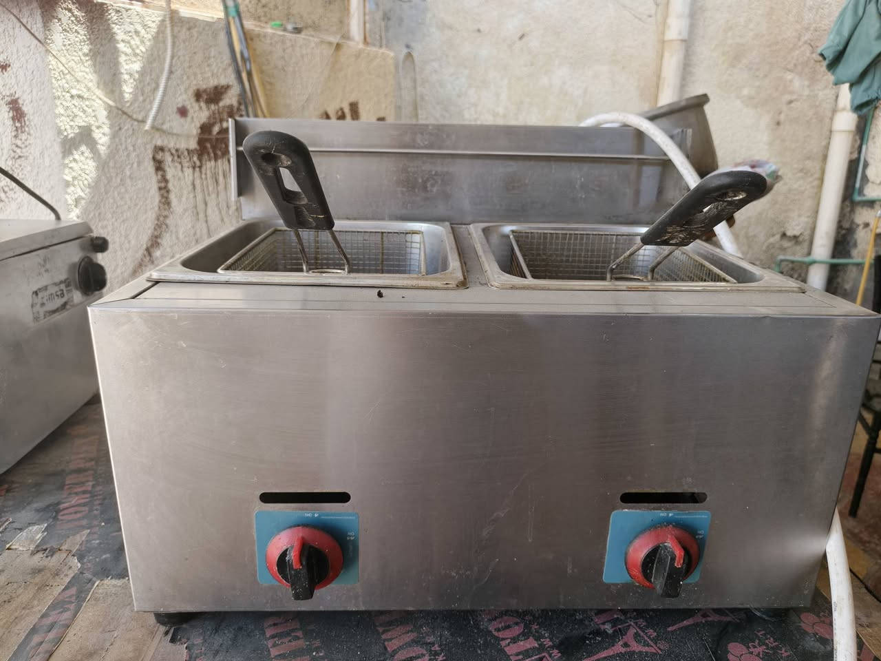 سلام عليكم غراض مطعم شرط غراض جديد نضيفه
شلعه وحده 
***********
