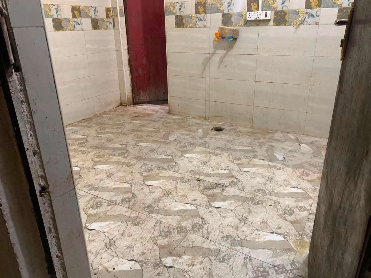 مشتملات طابو صرف عدد اثنين واحد امامي والثاني خلفي للبيع في منطقة الحي العسكري قرب ساحة الكرامة 
 كل مشتمل يحتوي على غرفتين نوم + مطبخ + صالة + مجمع حمامات 
السعر 160 مليون وبيه مجال 
للتواصل مع صاحب العقار :***********
