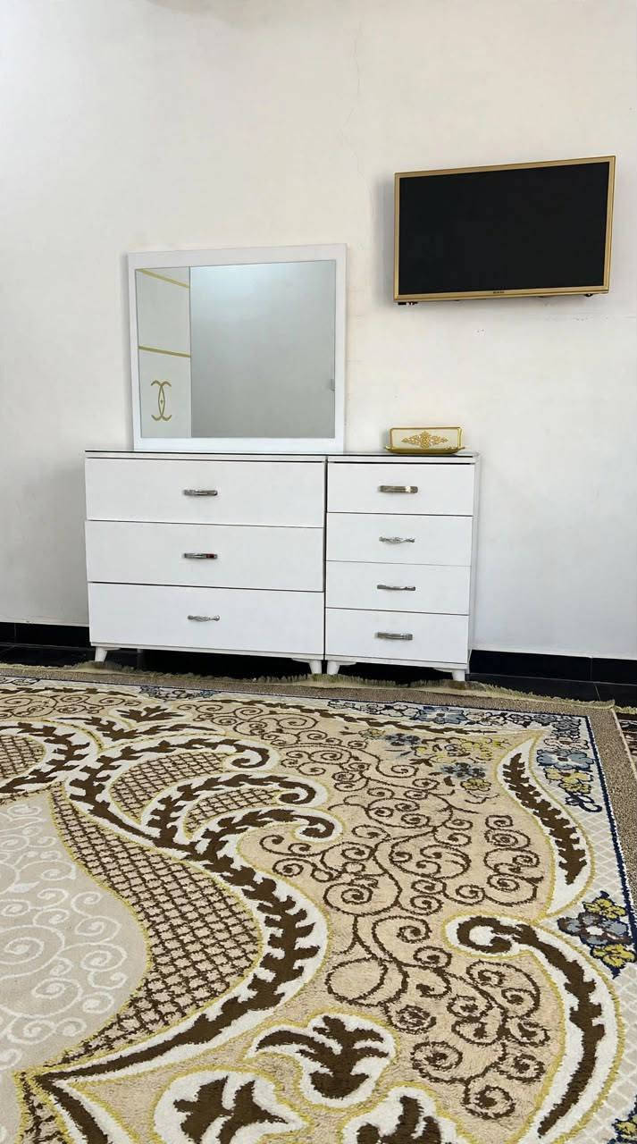 السلام عليكم 
غرفة  نوم تركية مستعملة نظيفة 8 قطع ، كنتور ، ميز تواليت ، مجرات ، جرباية نفرين ، كومديات 2 ، مراية ، شازلونة جلوس ،
 السعر 900 
رمادي شارع عشرين 
الرقم  , ***********
