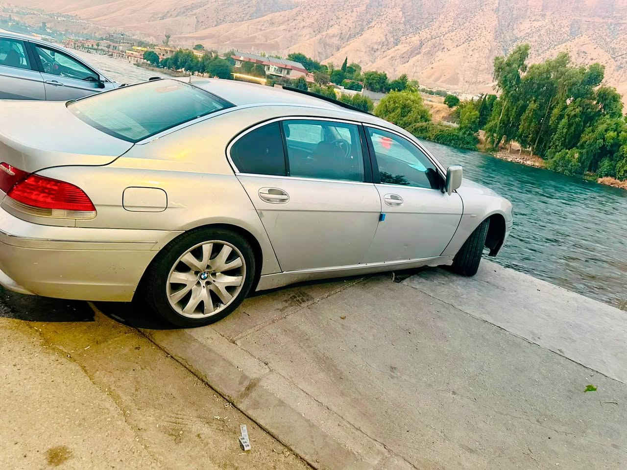 سلام عليكم شباب باخره موديل 2002 لارج باب طويل فول موصفات اربع أبواب شفط اربع بردات كهرباء منظومه تبريد جديده كشنات تتدفئه وتبريد وكهرباء ومنظومه احتراق جديده من الفيت بم لبللكات وسياره فتحه سياره جديد مصبوغه جماليه كهربائيات مرايات كهرباء سيارة بلاديه  نصبته حلوه نجيك ع نواقصه
شيال كاردن عندي التكم الوسطيه مال الغرفه مكسوره ليطه يرادله تكم وسطيه
 رقم بصرة سنوية ل 27 تحويل مباشر عليه غرامه ينزل من سعره
السعر 85 وبيه مجال بسيط وماكو هيج سعر
مكاني بغداد 
الرقم***********1
