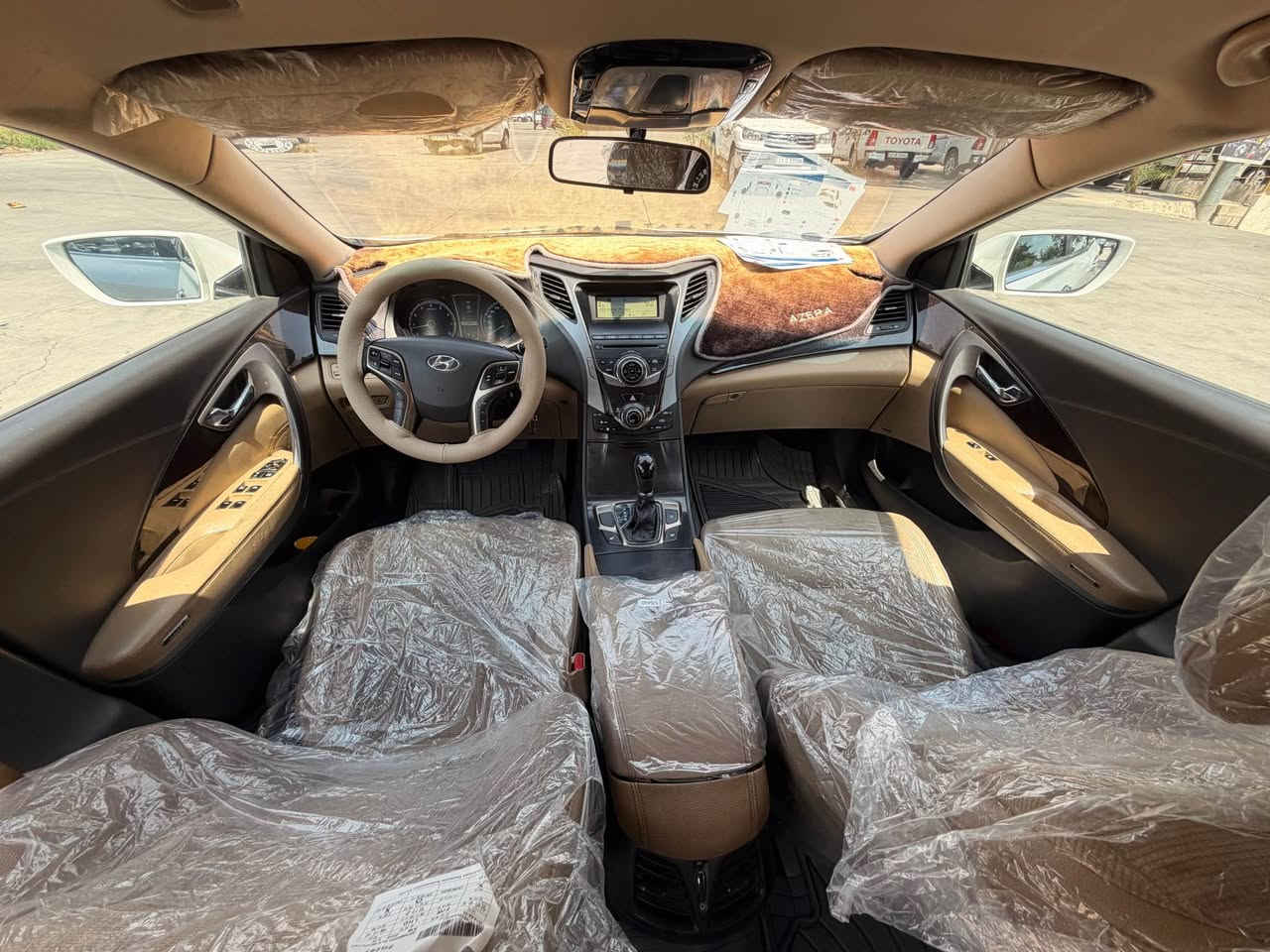 السلام عليكم

هونداي ازيرا ٢٠١٥ خليجي 
✅مكينة V6 دوش مامفتوح
✅كير AT مامفتوح
 السيارة جديدة مابيها اي نقص ٣ سويجات بلادية وياه كتلوكات شركة بيه ايد وحدة من هية زيرو لحد الان سيارة مامتعوبة  

✅رقم اربيل الجديد هزة سنوية جديد لحد 2030  

🔴مواصفاتها  

داخل لونين بيجي واسود 

تبريد قطعتين 

سيدي جنجر ٦ أقراص  

بردة خلفية كهرباء 

بردات جانبية 

مري شفط + نضام ترحيب 

لايت لد عدسة  + بك لايت لد 

تدفئة كشنات جلد

حساس امامي خلفي  

باقي المواصفات معروفة 

🔥سعرها 135$ بيه مجال بسيط 
*********** وتساب مكاني كلار كالار, السليمانية
