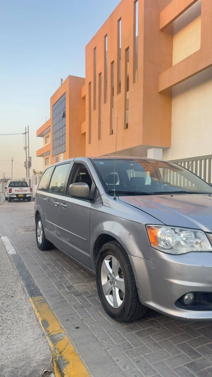*🚐 للبيع دوج كرفان 2013 - نظاف- البصرة مكان السياره
*المواصفات:*
الموديل*: دوج كرفان 2013
- *الحالة*: شرط الفحص - خالية من الحوادث + خالية من الصبغ والمعجون
- *المحرك والكير*: كير جديد + المحرك والكير والحدادية والكهربائيات سونار وفحص جهاز قبل الشراء
- *الداخل*: تحكم ستيرن + شاشة أندرويد + فرش فوت + تحت كشنات + كشن السائق كهربائي
- *التبريد*: راديتر مي وتبريد جديد + فان إضافي ستاركس
- *التايرات*: تخم تايرات جديدة
- *ملاحظة*: السيارة مال جناي، ما محتاجة أي مصروف
*المكان*: البصرة  
*التحويل*: مباشر  
*السعر*: 128 ورقة وبي مجال قليل للشراي الصدگ
*للاستفسار*: 
*********** الشيباسيش, ذي قار
