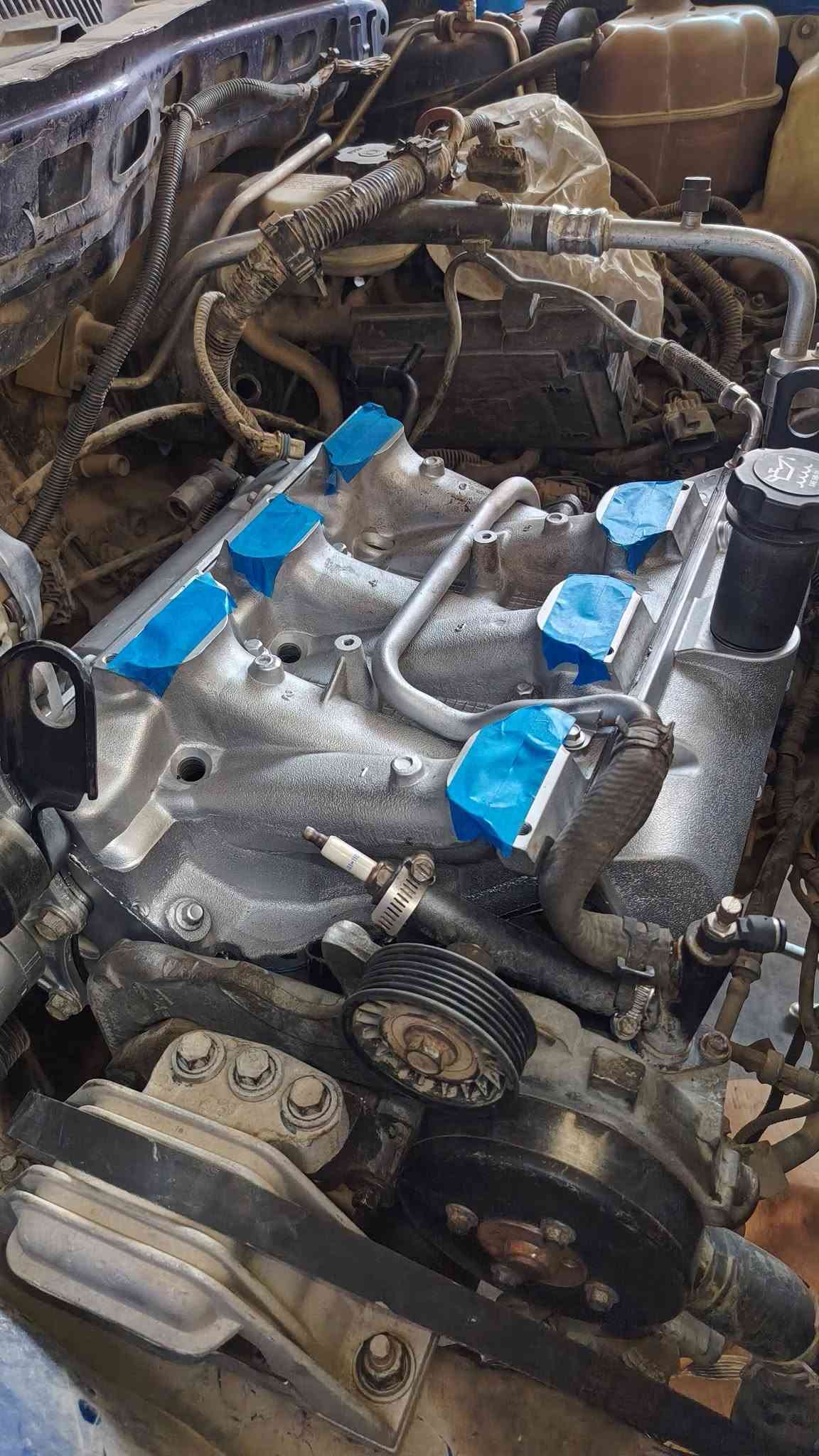 🔧🔥 تجفيت كامل لمحرك شفروليه إكونوكس 3400 GM 🔥🔧
موديلات 2007 – 2009

تم إنجاز تجفيت المحرك بالكامل داخل ورشة أنور سوزوكي وإكونوكس وعلى مراحل دقيقة:

🔹 تفكيك المحرك وفحص السلندر والكورات وعمود الكرنك.
🔹 غسل جميع أجزاء المحرك بالبخار المضغوط وإزالة الدهون والترسبات.
🔹 سنفرة وتنعيم وجه السلندر والتأكد من استقامته.
🔹 تجهيز الكورات: قص كرايم، تبديل البلاستك وتنظيف مجاري الزيت.
🔹 تبديل تخم رنكات STD وتخم بيرن بكن STD.
🔹 تبديل جبنة البكن ورأس عمود الكرنك.
🔹 تركيب تخم كازكيت أسبست سماكة 2 ملم.
🔹 تبديل واشرات الدكشن البارد والحار والهلالات الجانبية.
🔹 تبديل واشر التايمن كيس، كيس المحرك، قبق الولفات، كوع فلتر الدهن وبيت ولف الحماوة.
🔹 فحص وتنظيف منظومة التزييت والتبريد بالكامل.
🔹 صبغ السلندر والأنابيب الحديدية بصبغ حراري للحماية من الصدأ.
🔹 تجميع المحرك حسب القياسات والشدّات الصحيحة.
🔹 إضافة الدهن وسائل التبريد، ثم إجراء التشغيل الأول والفحص النهائي.

✅ تشغيل هادئ وصوت محرك صافي
✅ ضغط دهن وحرارة ضمن المستوى الطبيعي
✅ فحص التسريبات وقراءة بيانات المحرك بالجهاز
✅ شغل مرتب واهتمام بأدق التفاصيل

📍 ورشة أنور سوزوكي وإكونوكس
كربلاء – المنطقة الصناعية

🛠️ خبرة متخصصة بمحركات شفروليه إكونوكس 3400 ومحركات سوزوكي XL7 3600
