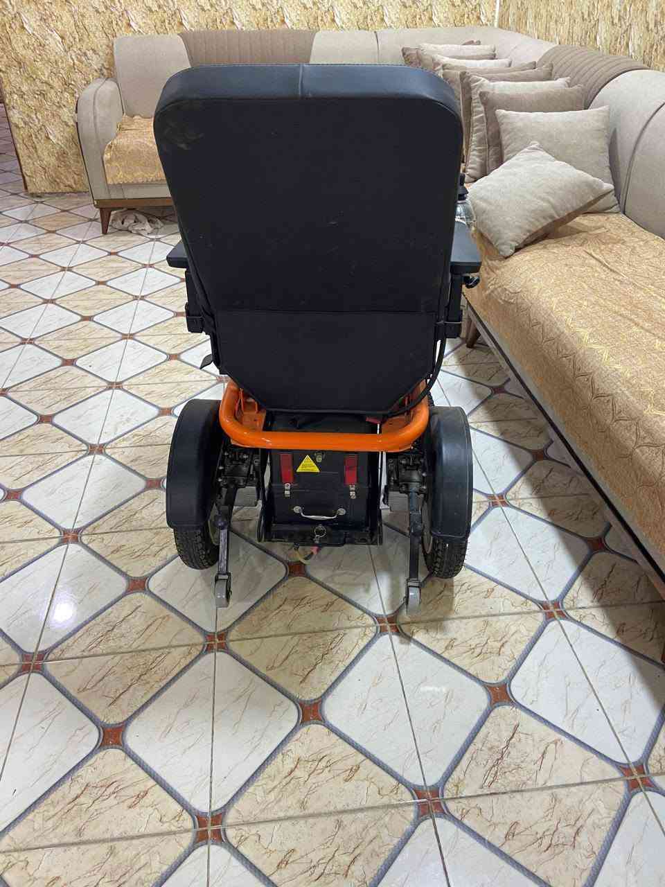 عربانة شحن حجم كبير جديدة استعمال قليل 
السعر 700 الف 
 *********** 
نجف
