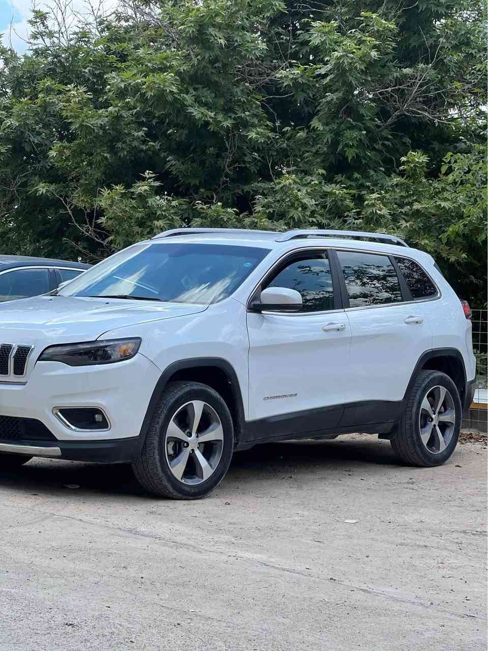 Jeep cherokee 2020 V6 
جيب شيروكى بزون ٢٠٢٠ ٦ سلندير 
-سيارة نظيف بدون اى نقص 
-دبل اكسل 
-ستيرينك هيتر
-كوشن هيتر
-دبل كير 
-شاشة كبير لمس
-١٢٠،٠٠٠ كم ماشى 
ملاحضة ( جملغ امامى جهة سايق + بنيد ) بدون دواخل 
-ارباك سيستم بس ستيرينك 
--*********** أربيل, العراق

