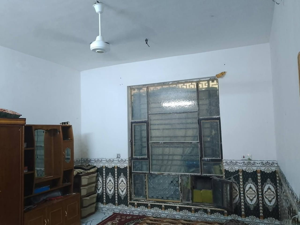 بسم الله الرحمن الرحيم
-بيت للبيع المساحة230

-العنوان مقبيل النازحين يبعد عن شارع العام ١٠٠متر نهاية الخط الاول 

-ستقبل +صالة +غرفتين نوم+مطبخ+ترك خلف المنزل+مجمع صحيات +طرمة كبيرة 

-خدمات ماء خطين+كهرباء+مولد سحب +انترنيت ضوئي

-نوع البناء طابوق درجة اولى + مجهز بمجاري عامة +سراميك كما وضح بالصور +ارضية بورسلين 

اتصل ع الرقم ***********
