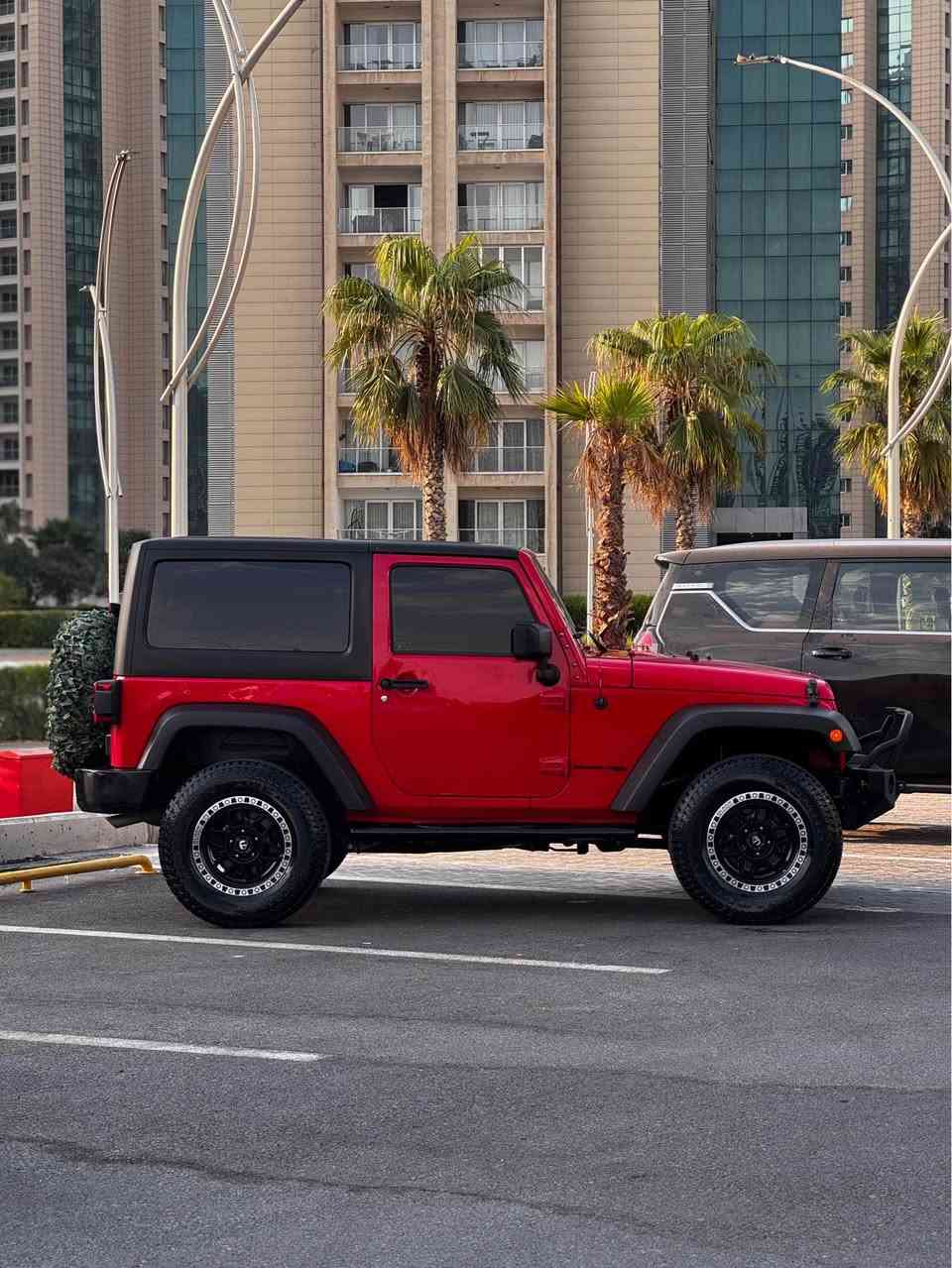 jeep wrangler 2018 
جێپ رانگلەر سپۆرت
سەیارەکە زۆۆر خاوێنو پاکە 
تەنها نیو چاملخی بۆیاخە 
سەیارەکە 82 هەزار مایل رۆیشتیە 
گێر مەکینە هاوزن دەبل ئەکسل هەموو بە شەرت 
سەیارەکە لە هەولێرە 
سعری 164 وەرەقە مەجالەکی کمی تیدایە 
واتساب *********** أربيل, العراق
