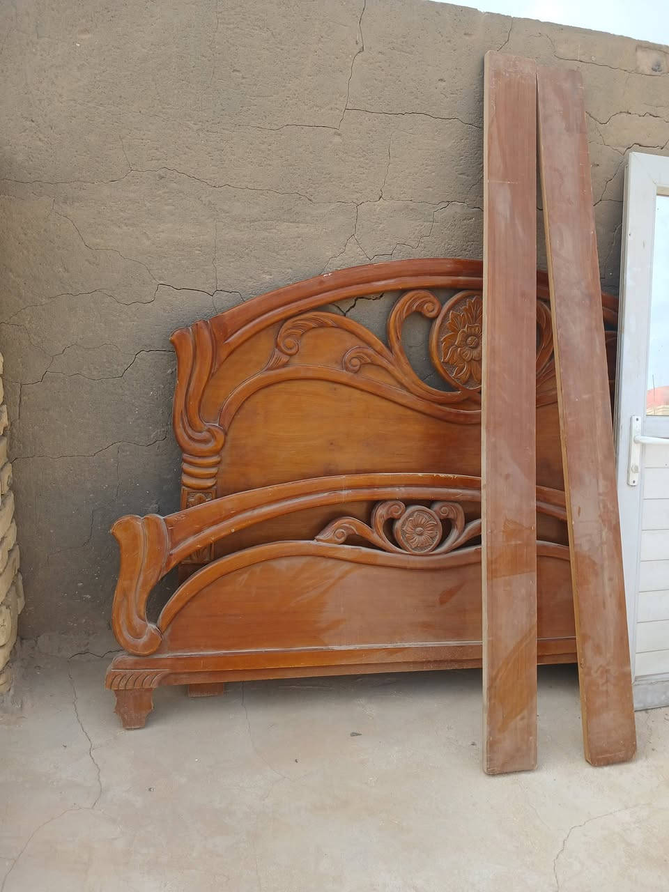 شاشة • ميز تلفزيون