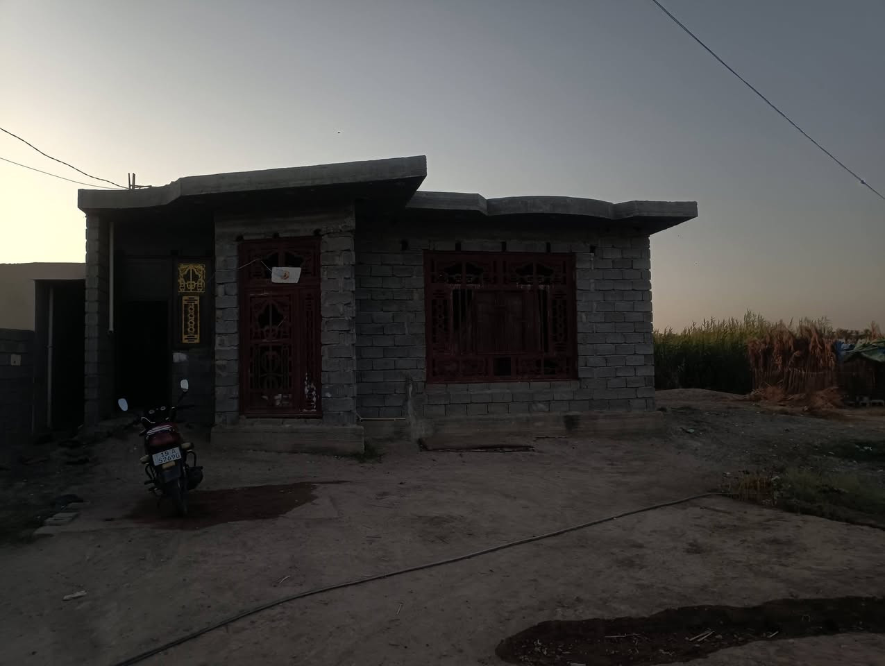 بيت لبيع تسيس مي وكهرباء كامل غررف 2+ستقبال +مطبخ +صاله/بي غرفه كامله  بيض //مساحة القطعه 400//سند 25 زراعي وتحويل //السعر 30 بي مجال شي بصيط //رقم الهاتف ***********
