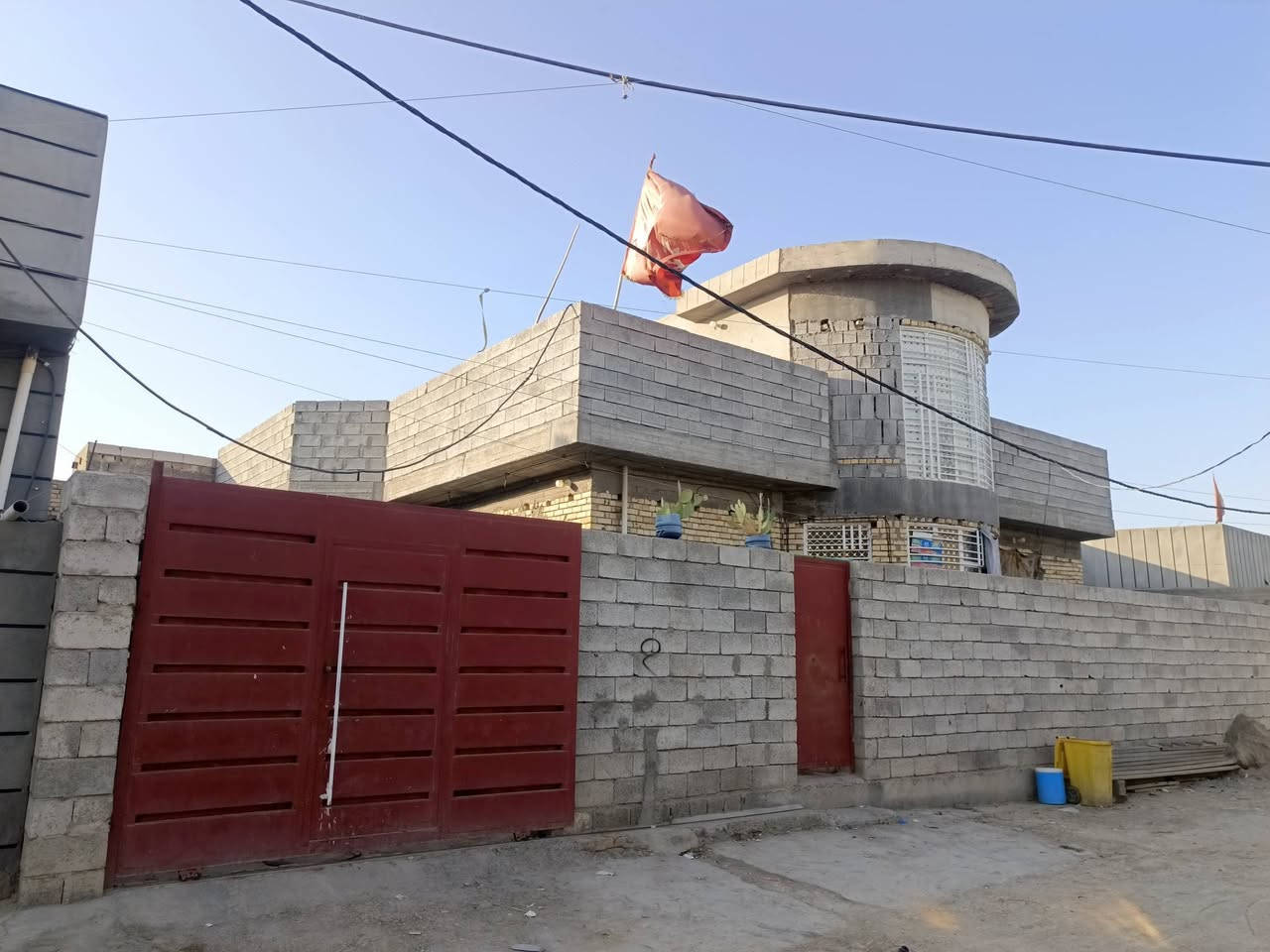 بيت للبيع مساحه 300 غرفتين وصاله ومطبخ واستقبال 
وصحيات داخليه وخارجيه الموقع حي المنتظر الأولى قرب جامع وحسينية المنتظر، باقي التفاصيل الاتصال على الرقم 
‏‪***********‬‏
***********
