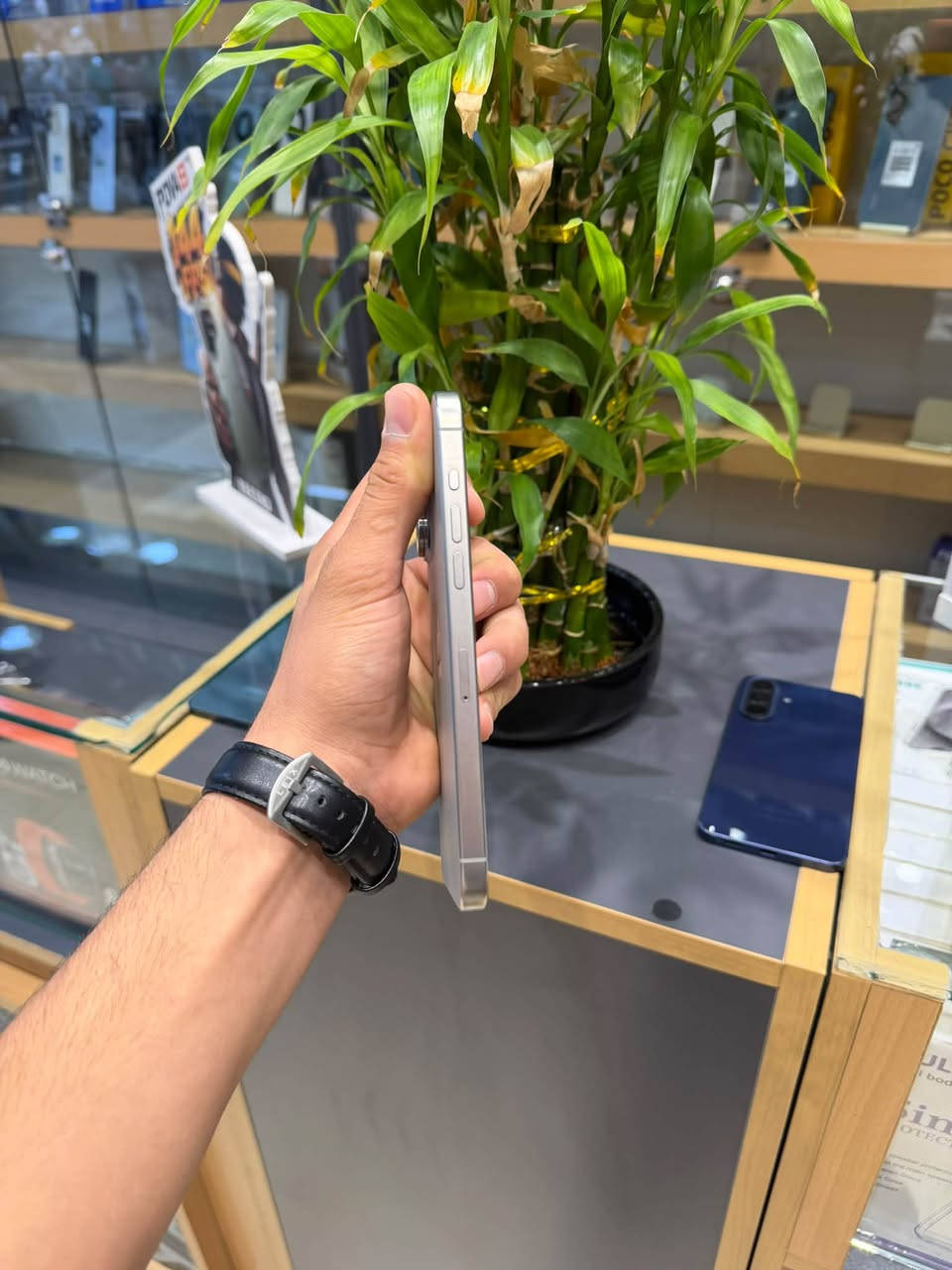 iPhone 15 Pro Max
ذاكره 256
البطاريه 85
مشحون825مره 
الجهاز نضافته 100بل100
سعر مليون 100 وبي مجال 
إلا ستفسار اكثر اتصال على هاذه الرقم 
***********
