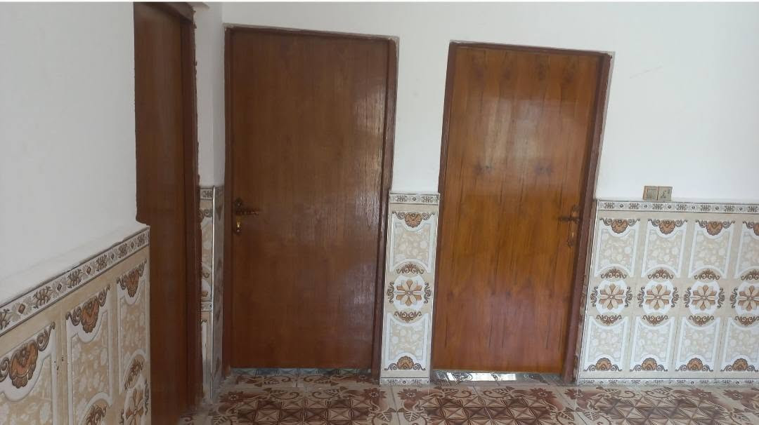 سلام عليكم 
بيت طابقين للبيع يتكون استقبال وصالة و 4غرف +مطبخ خارج وداخل +كافة الخدمات مع المجاري.+المساحة 300متر
العنوان /حي كريم قرب مستشفى الامام علي 
الاستفسار *********** او ؏ الخاص.
