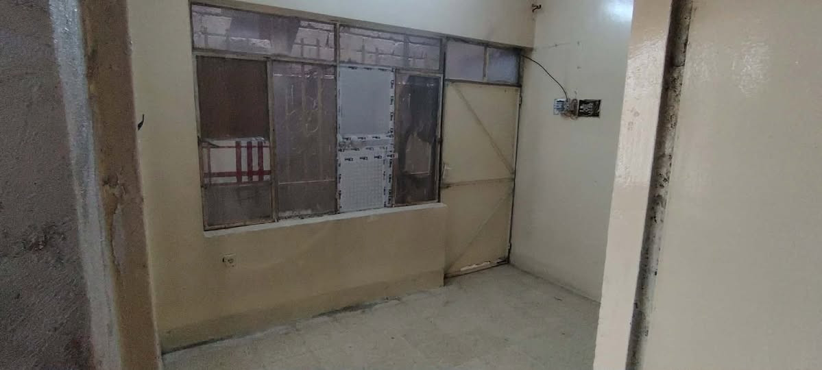 متوفر شقة ارضي للايجار 
غرفتين وصالة ومطبخ وصحيات واستقبال 
معزولة بالكامل عن الطابق الثاني 
الإيجار 175
حي الميثاق خلف جامع الرقيب 
📞***********
