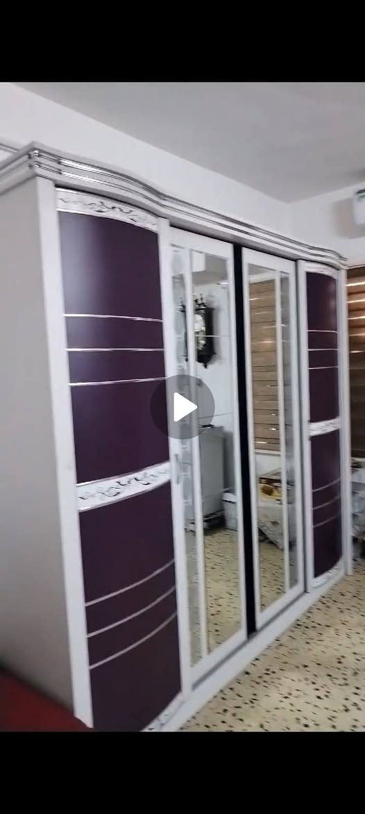 السلام عليكم غرفة نوم نظيفة جدا تتكون من 2 تخت 
  و 2 كومدينة وميز تواليت وكنتور 4 ابواب للبيع بسعر 500 الف 
للاتصال/***********
