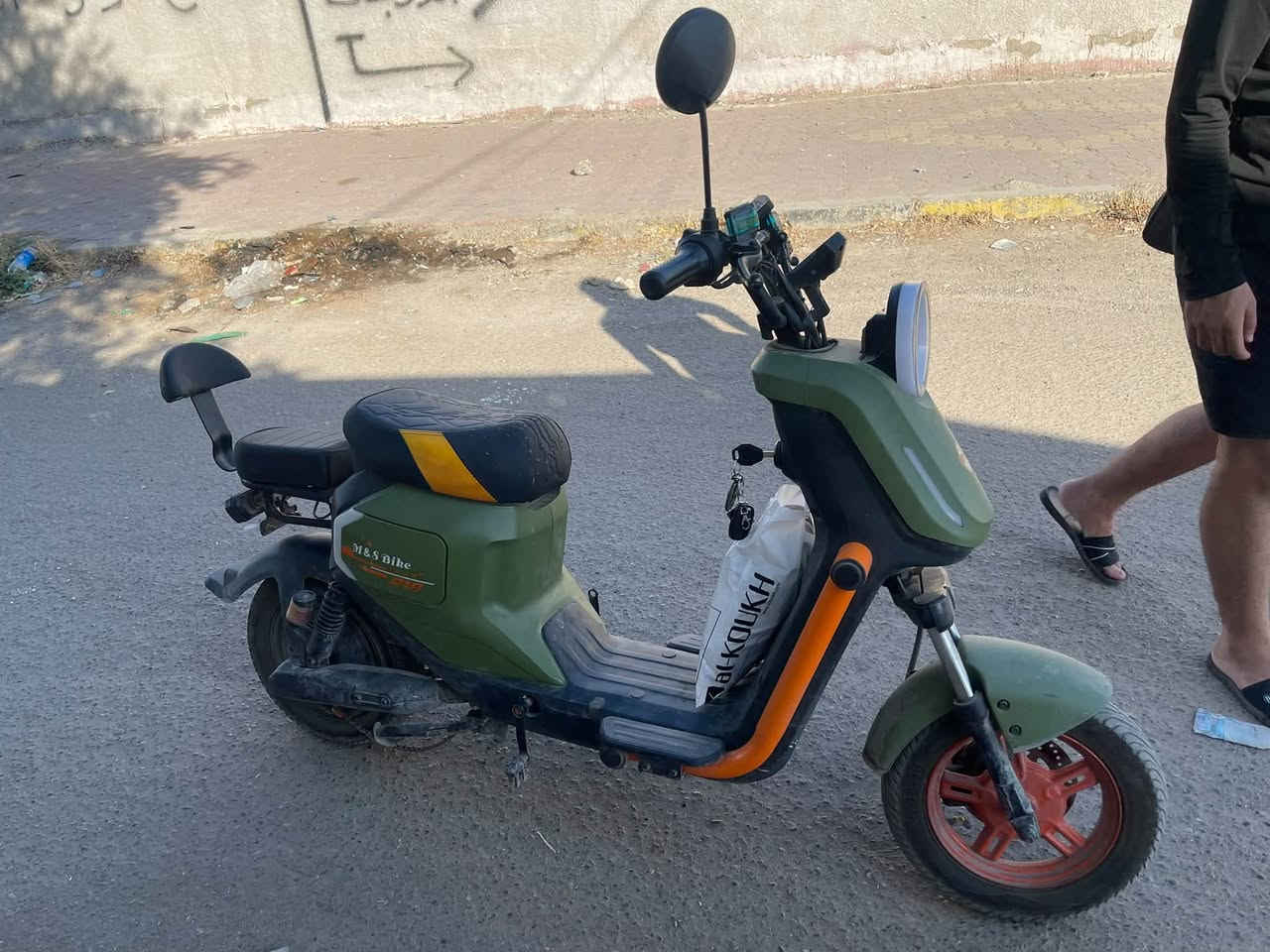 دراجة شحن • بطاريات نضيفة • عجل معطل