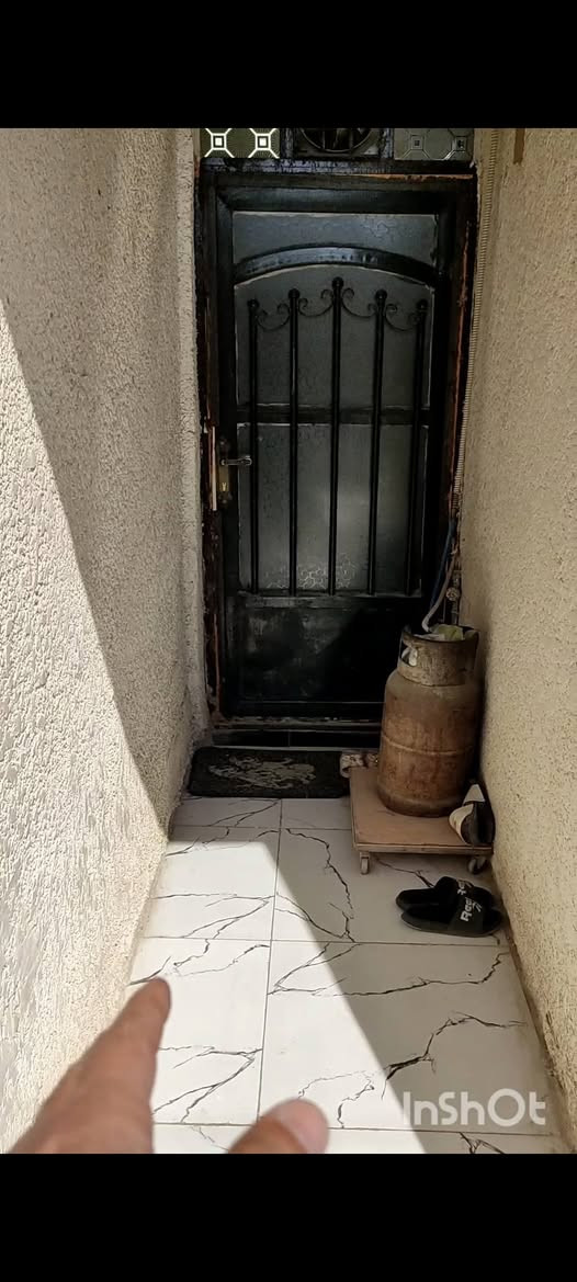 للبيع مساحة بالسند 125متر واقع حال 120متر نضيف جدا مدخلين  3نوم حولي كبير وصاله حمام داخلي وصحيات خارجي وترك على طول البيت موقع ممتاز بغداد الحسينية منطقة ال22 قريب على السوك الثاني 
***********  السعر ب88مليون وبي مجال على الخاص رجاءا بدون كسران  مايعجبك المنشور اعبره والتوفيق للجميع
